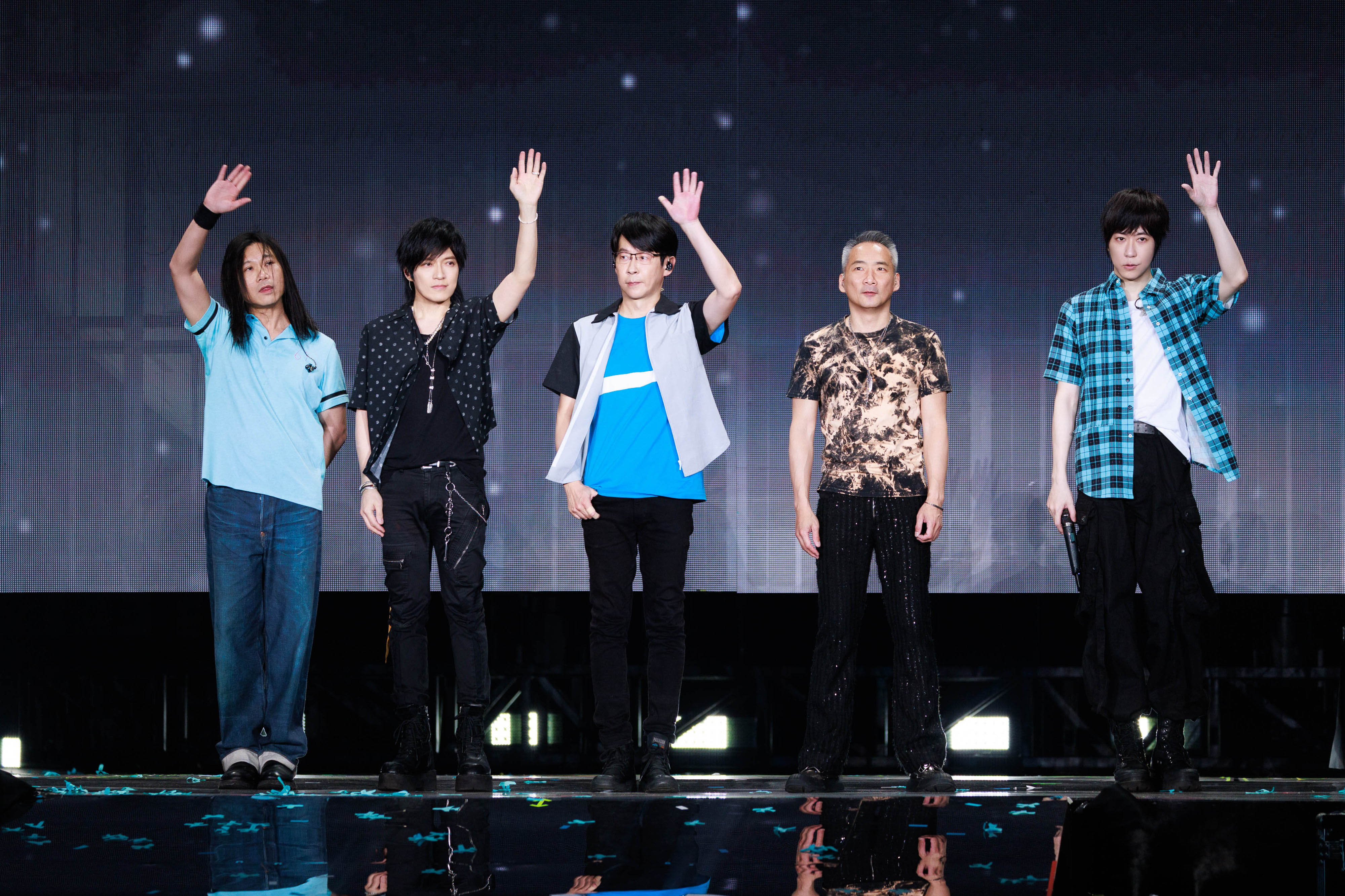 阿信感性寫下「五個人站在一起,才叫五月天」,也提到團員能安心各自生活、期待再次相聚,是一路走來的幸福。(相信音樂提供)