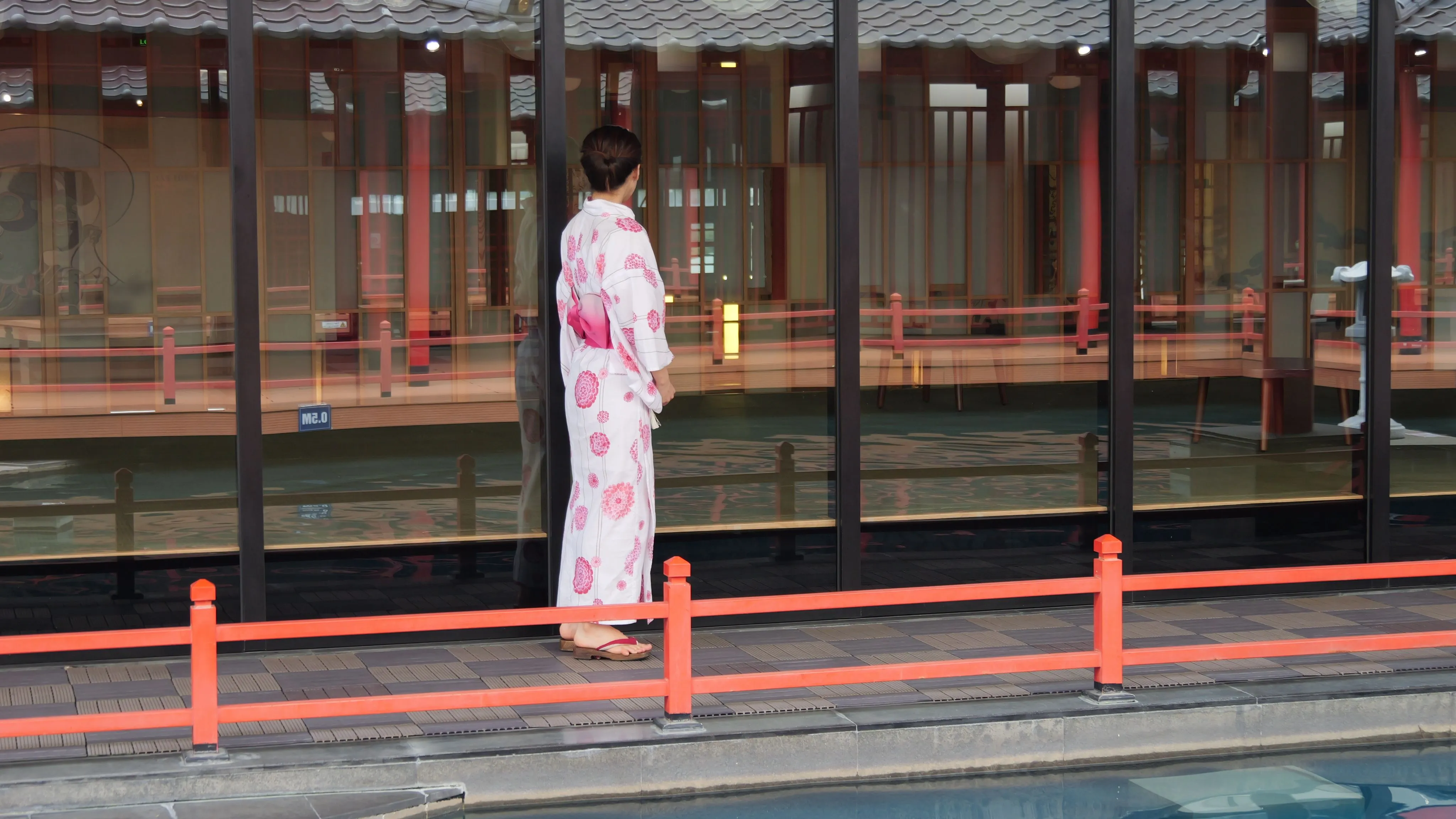 夫妻溫泉之旅變調！副駕一張紙揭老婆「成癮祕密」　他崩潰掏退休金擺平