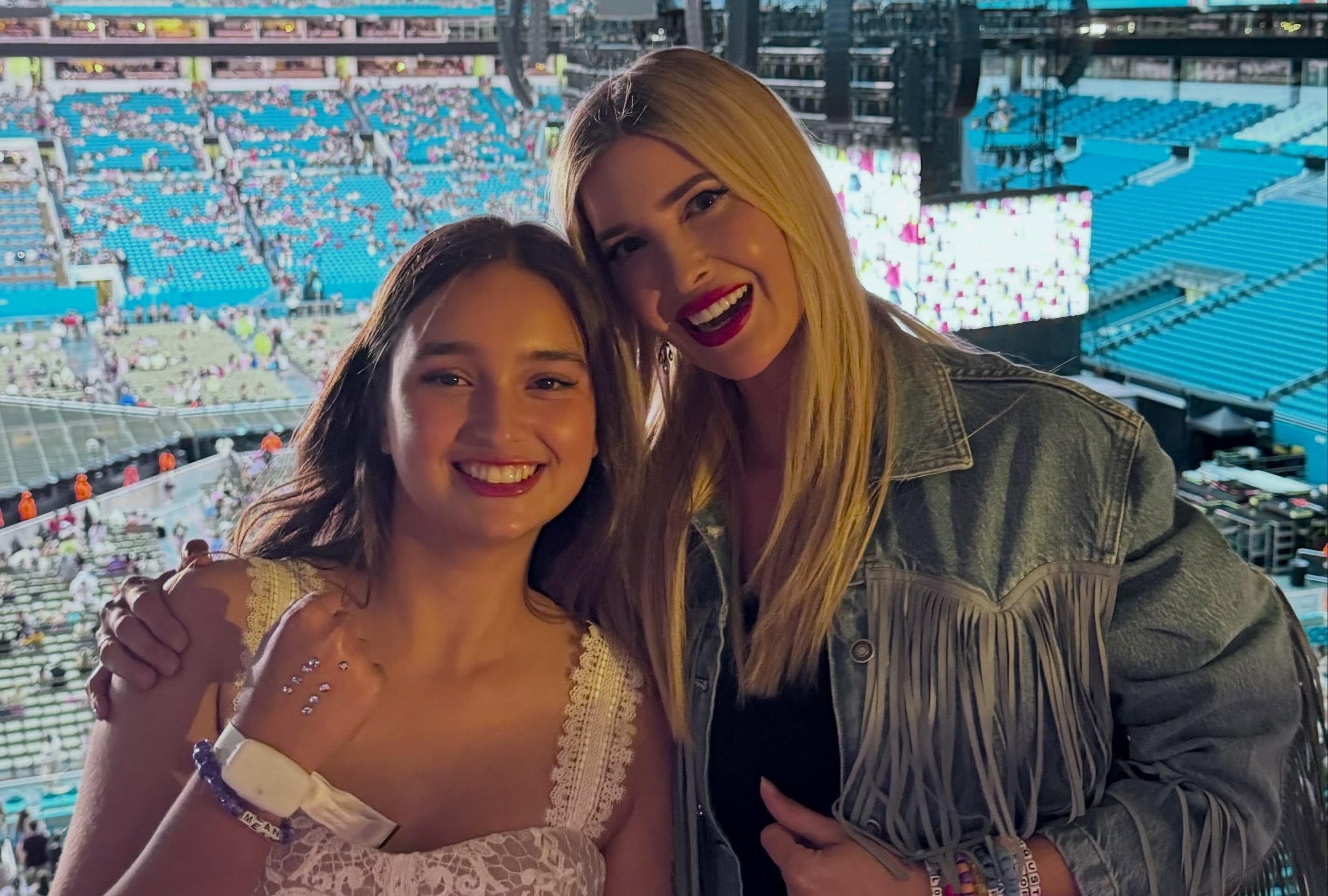 伊凡卡曬出與女兒阿拉貝拉的合照,祝寶貝15歲生日快樂。(翻攝ivankatrump IG)
