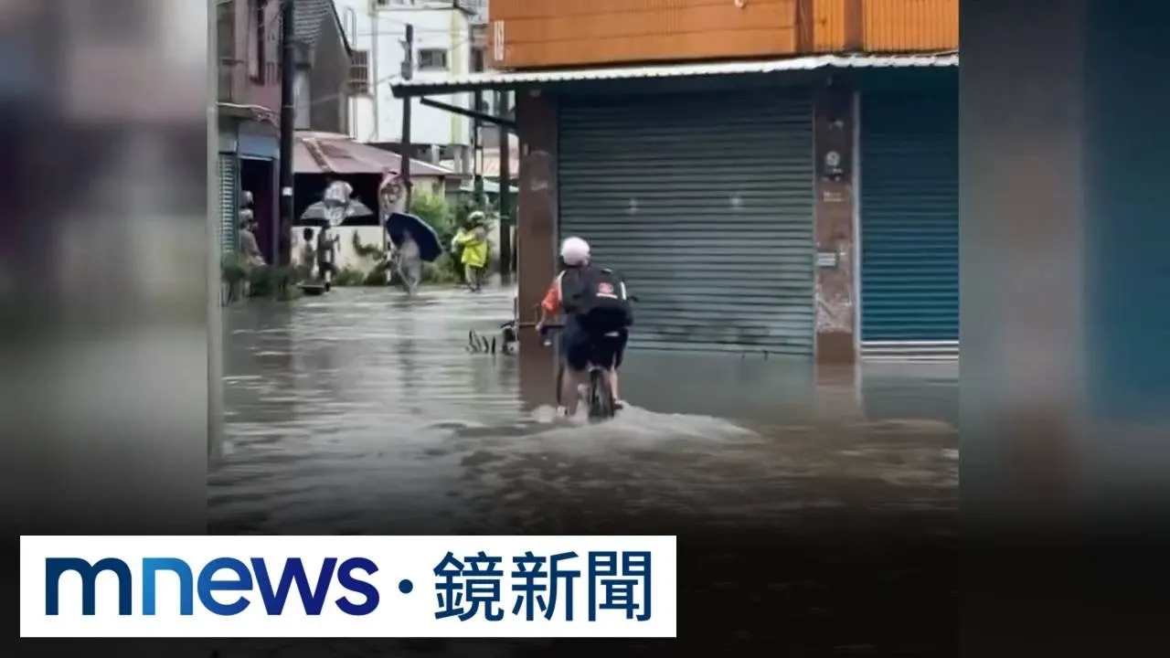 開學前返校日遇暴雨淹水　屏東網友驚呼：騎水上摩托車