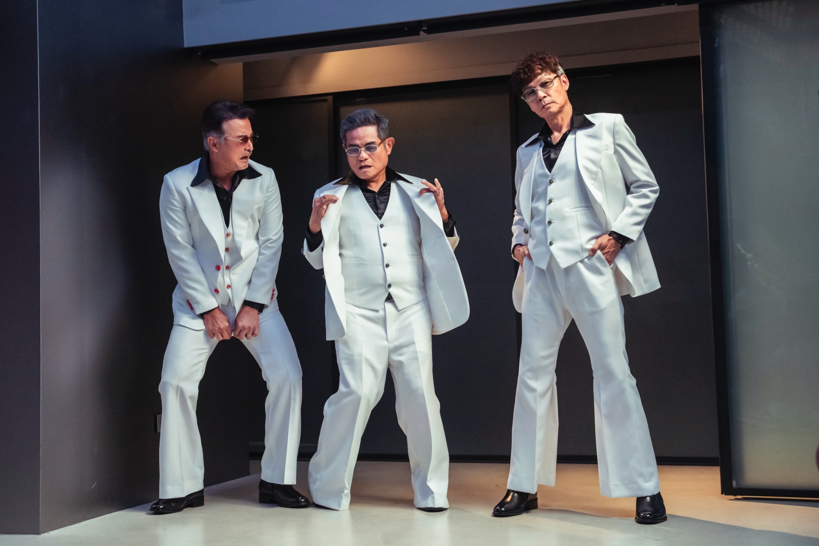 李銘順(左)不計形象演出褲子卡蛋蛋,跟許效舜(中)、李國煌(右)的得意風發成對比。(萬騰文化創意提供)