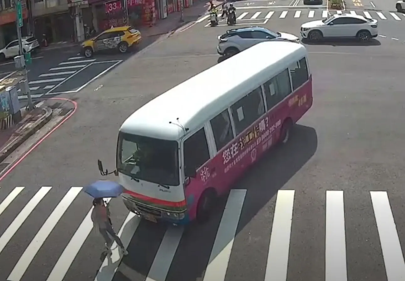 有片／中壢免費公車撞飛市民！議員轟行人地獄再現　桃園市府：開罰7萬元