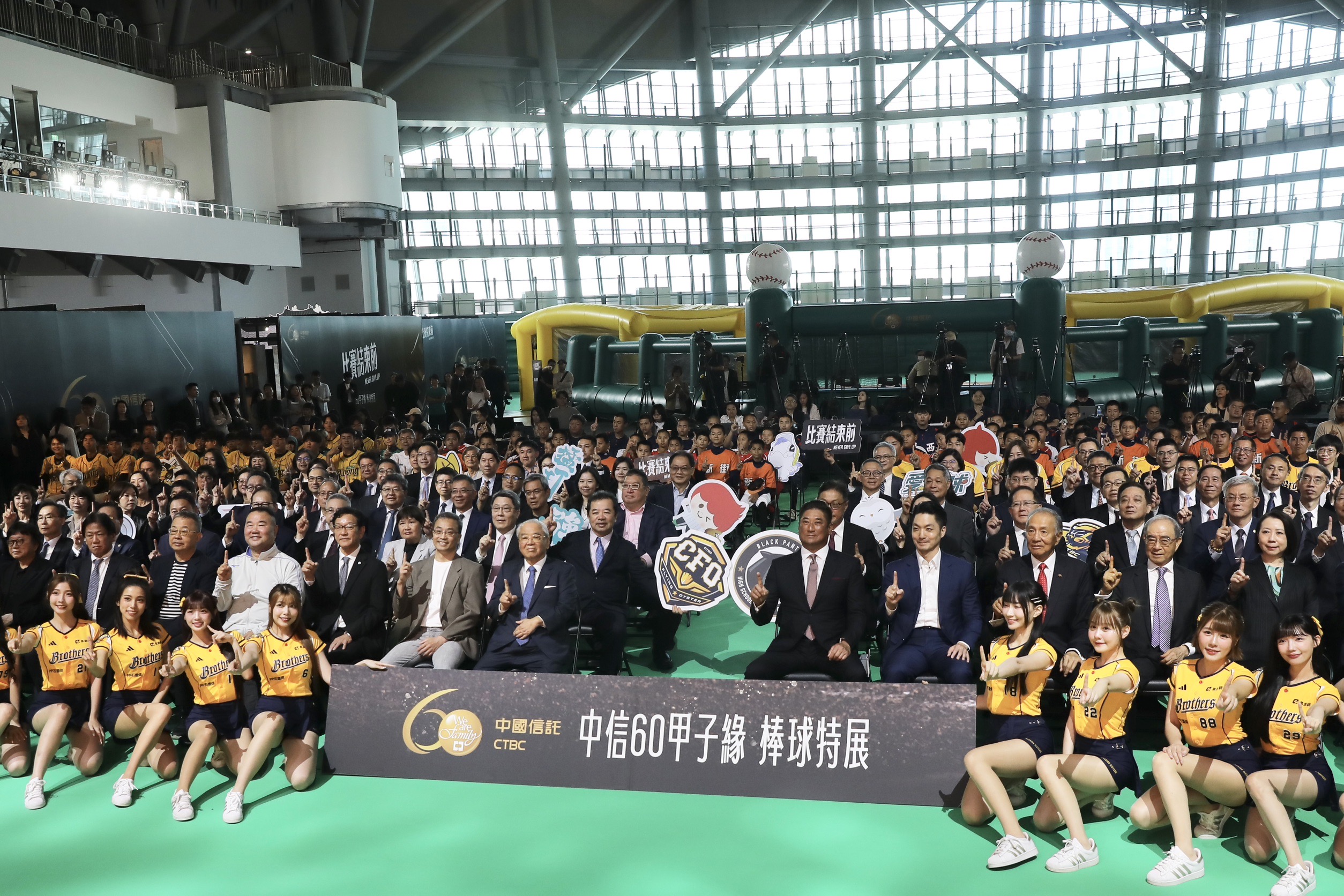 中信一甲子,從一家19人小公司,如今已然是員工超過3萬人的跨國集團。