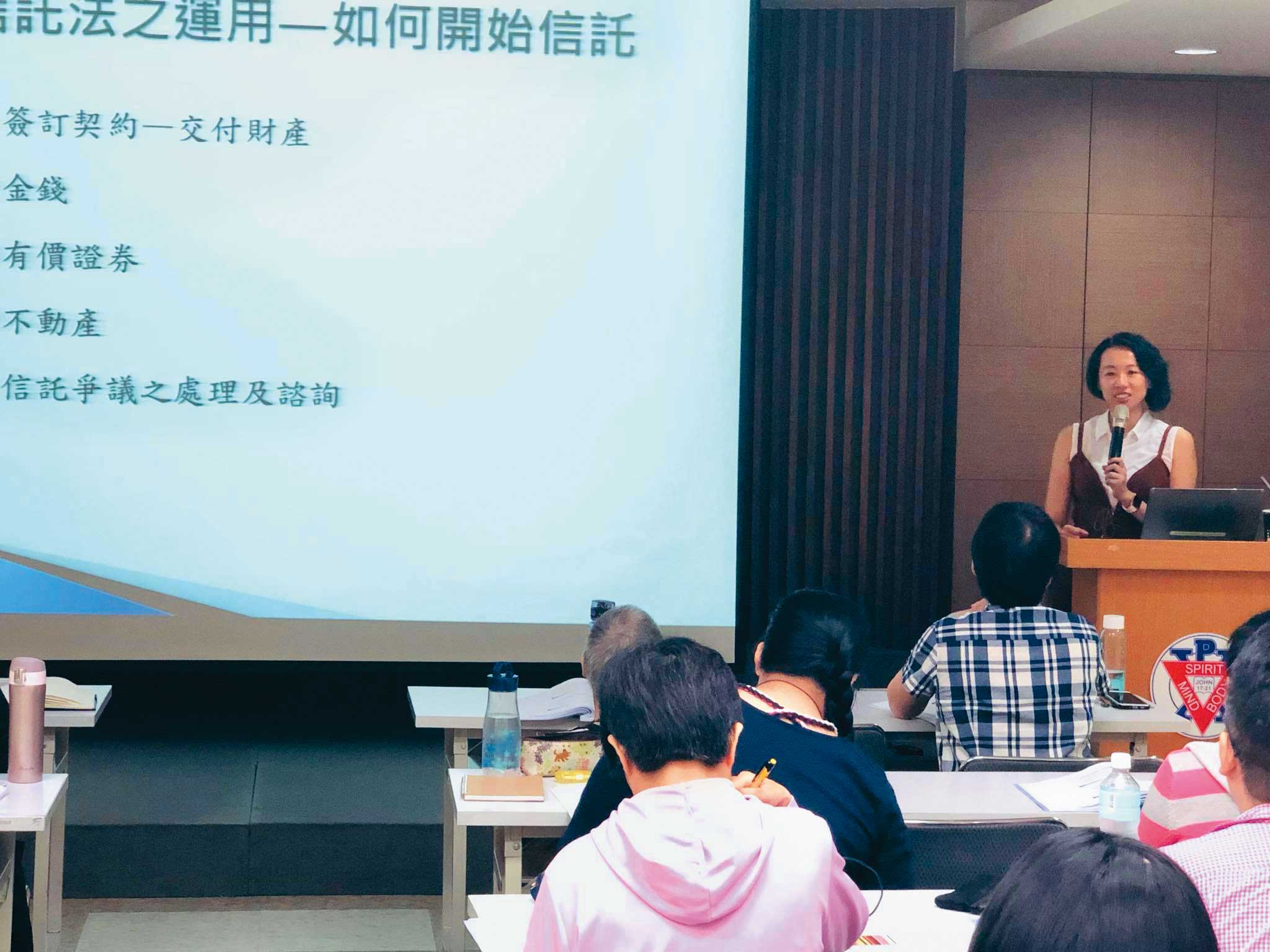 陳昱瑄在中部地區小有名氣,經常受邀在各地講授司法常識。(翻攝鉦達法師事務所臉書)
