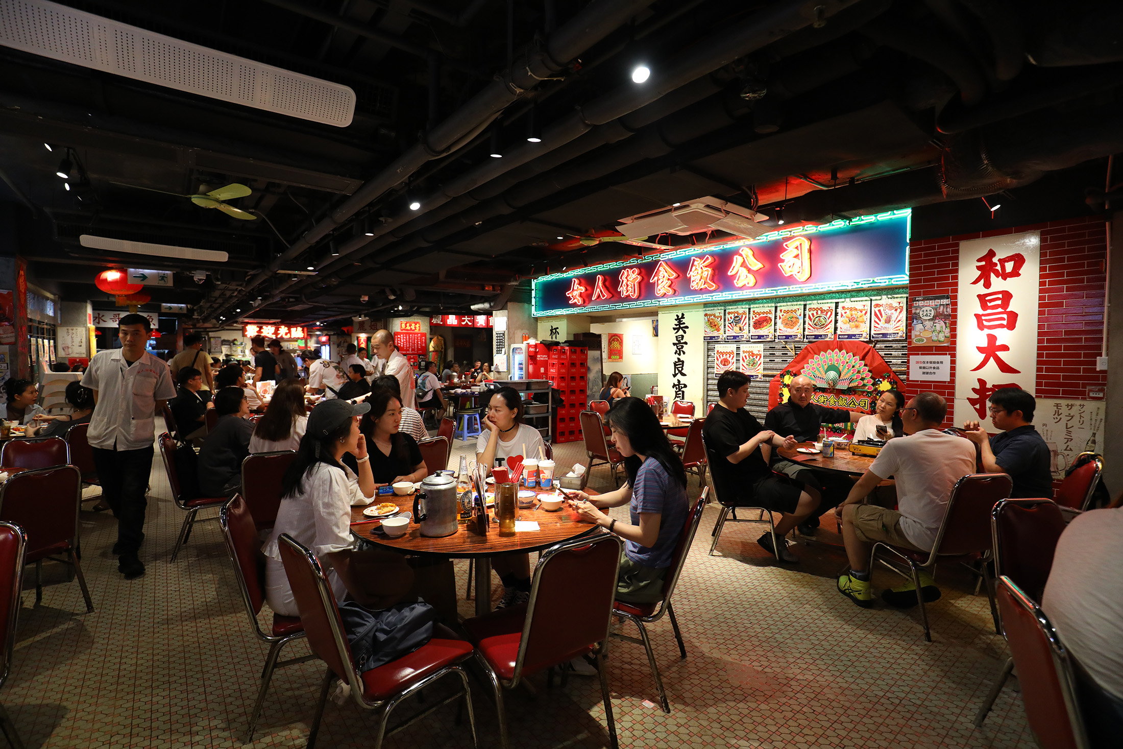 座落九龍旺角通菜街樓上的「女人街食飯公司」,憑藉80年代風格的復古裝潢與地道好味,成為本地人與遊客的共同美食記憶。