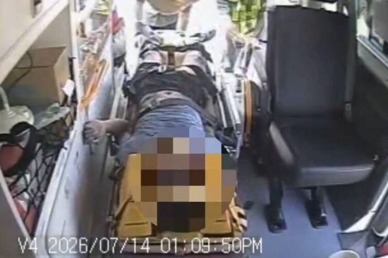警消獲報後緊急將兩人送醫搶救,目前2名男童均在加護病房與死神搏鬥。(翻攝畫面)