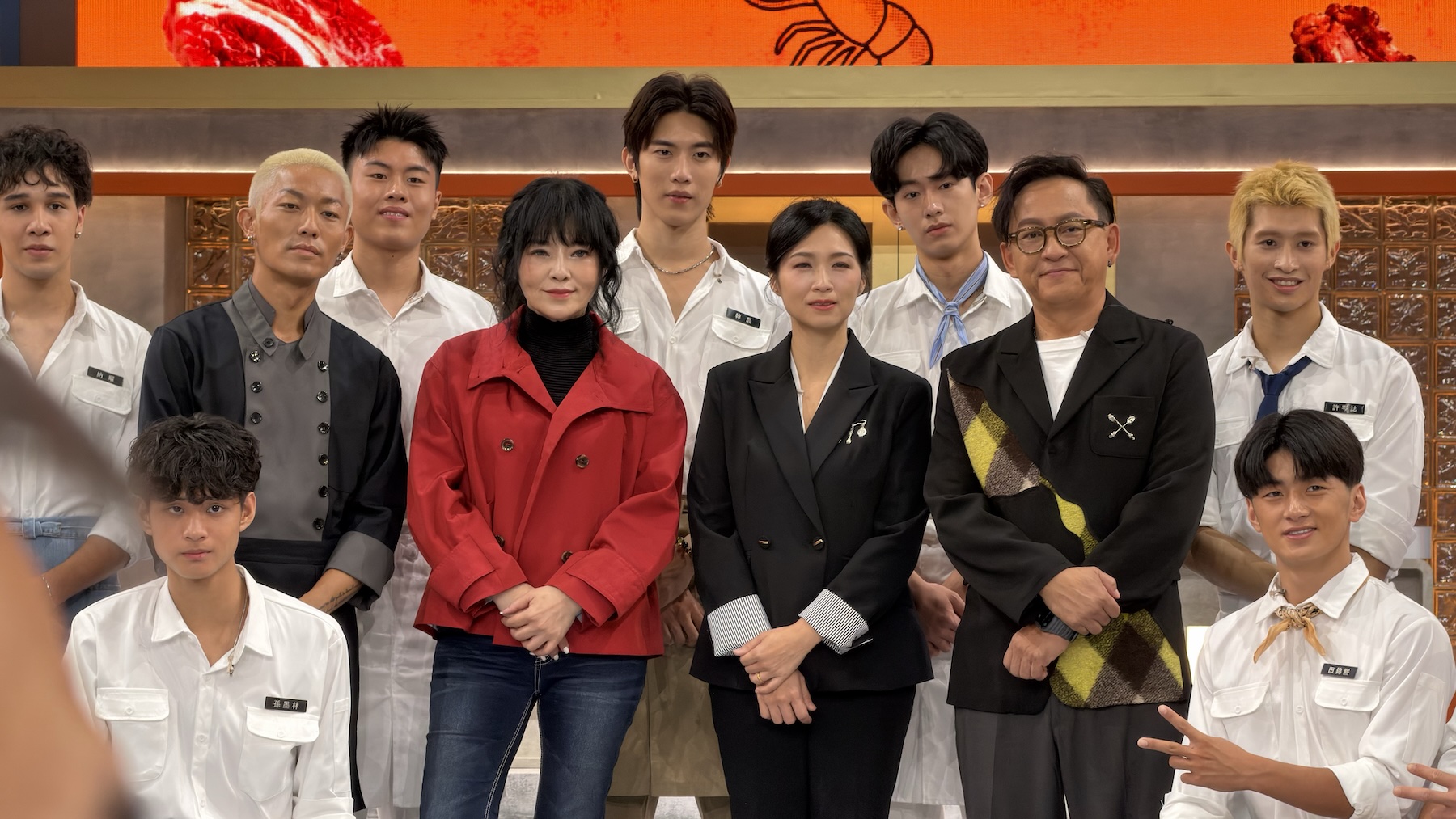 《料理少年王者之路》6日開錄,料理少年們跟評審一路排開。(圖/記者林政平攝)