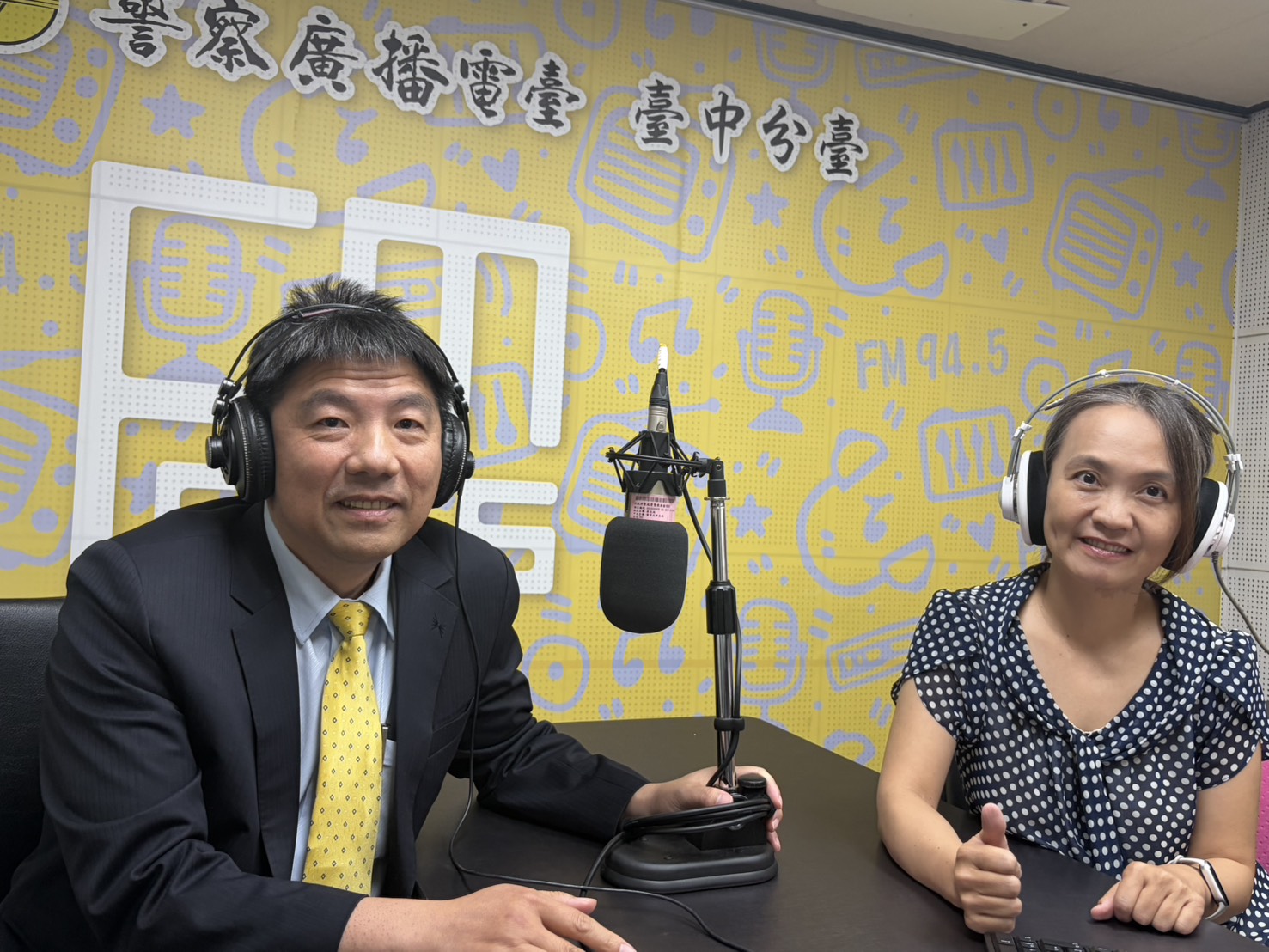 台中地檢署檢察長洪家原上廣播電台呼籲賭客,不要為一時的小小下注,終身留下紀錄。(檢方提供)