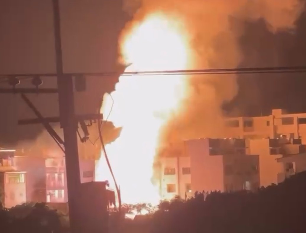 台南安南區大爆炸,波及民宅。(翻攝記者爆料網)