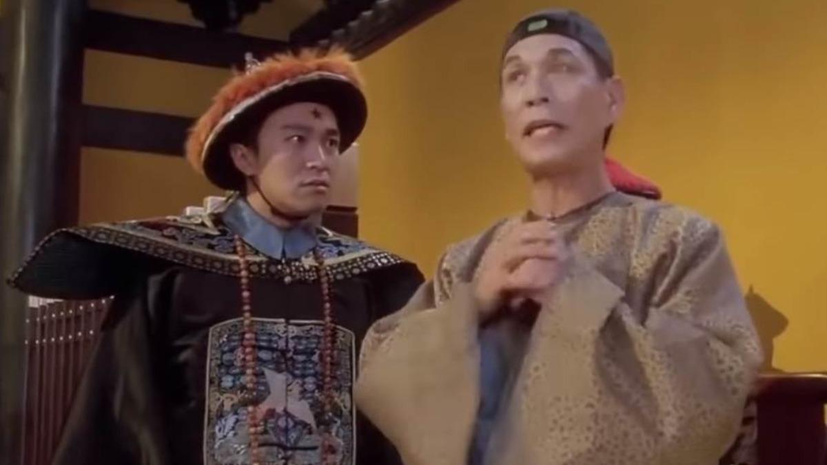 演活陰狠太監入圍金馬!劉洵(右)昨與世長辭享壽87歲。其曾在《九品芝麻官》中飾演李公公與周星馳(左)公堂對罵。(翻攝自YT)