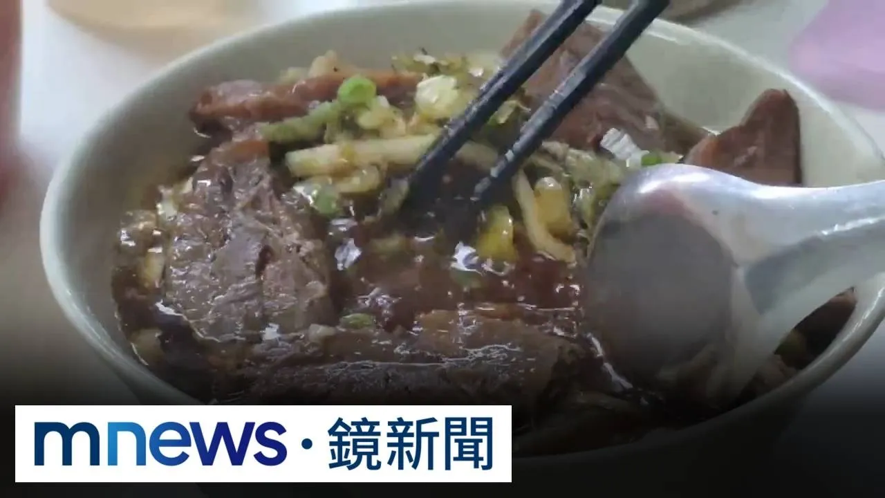 獨家／萬華牛肉麵「牛雜」堆騎樓　屋簷水狂流鐵盆　民眾：超髒