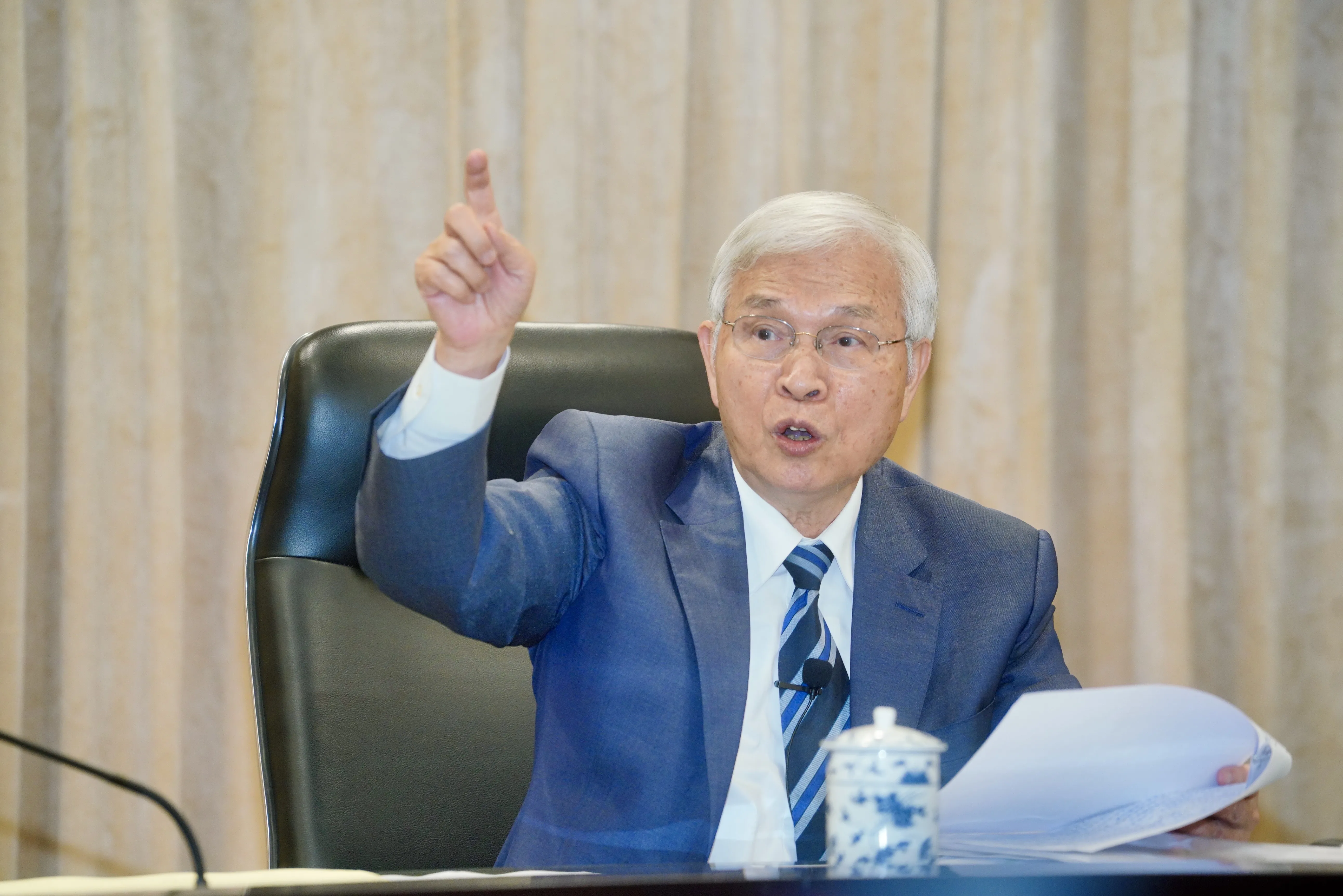 台灣經濟成長衝11%台幣卻獨弱？楊金龍解密：外資獲利了結 匯出逾2千億