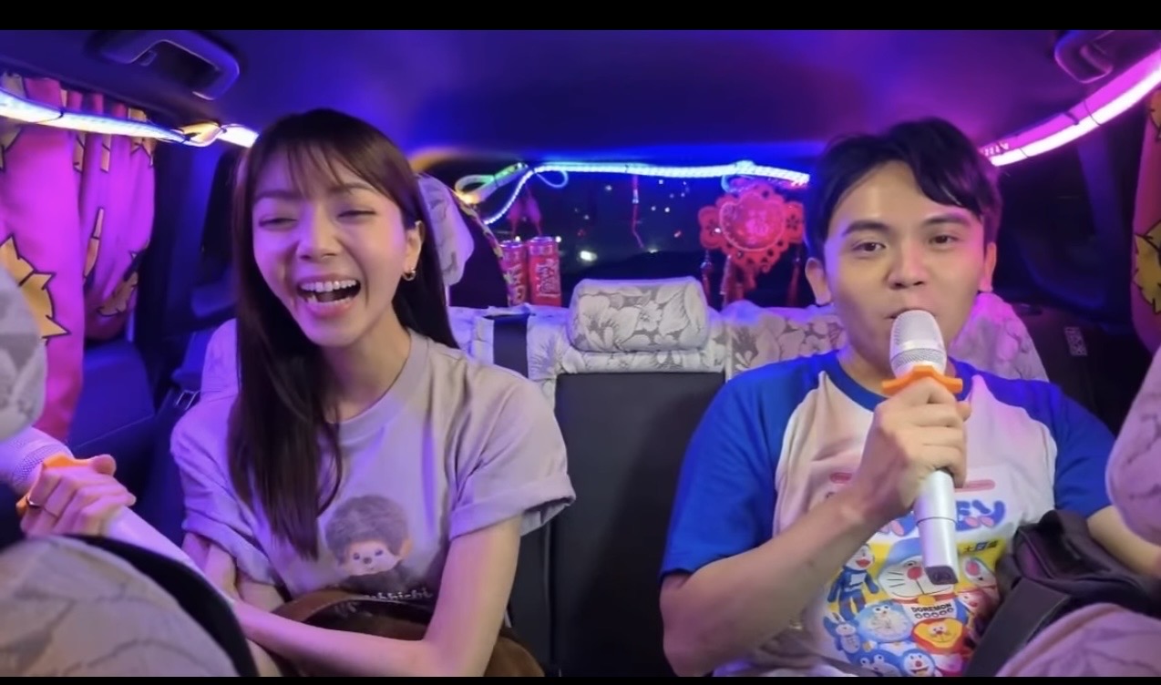 黃豪平與演員女友周宇柔在計程車上開唱。臉書