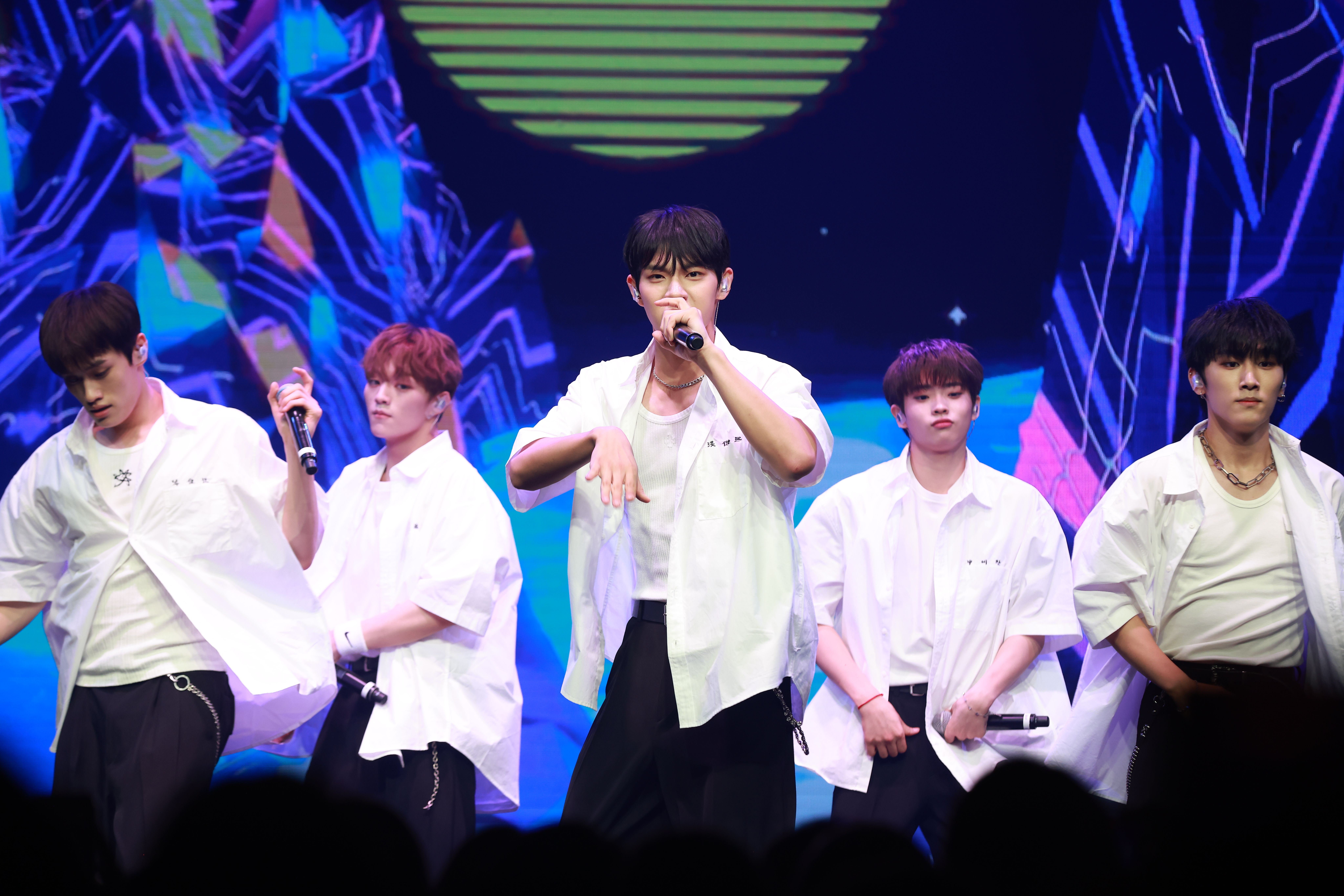 TIOT首度登台會粉絲,穿著特製台版高中制服又唱又跳。(ON INN ASIA提供)