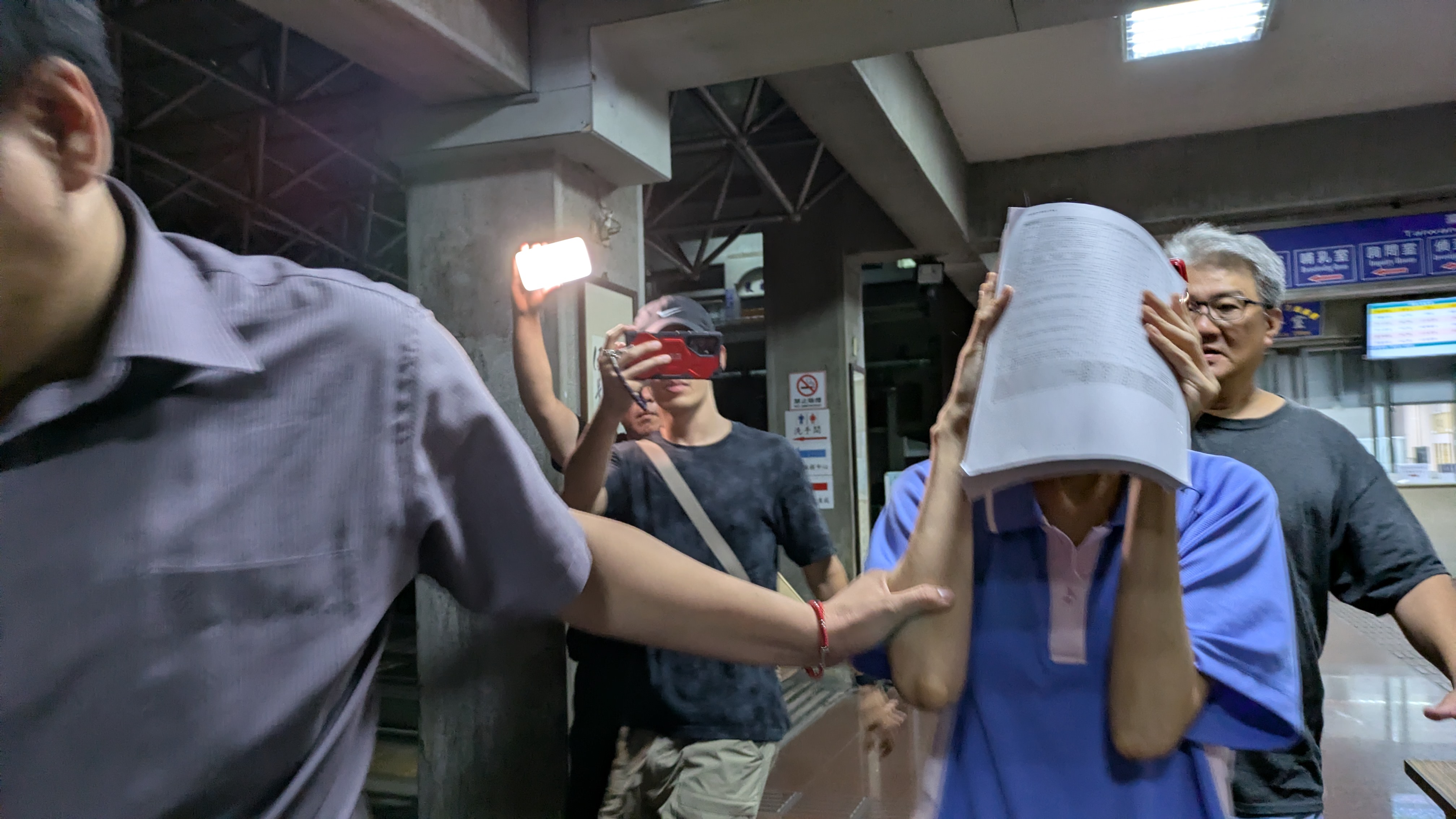 台中地院裁定陳昱瑄等4人羈押禁見,僅李何昱萱(李世宗媳婦)以100萬元交保。(鄧玉瑩攝影)