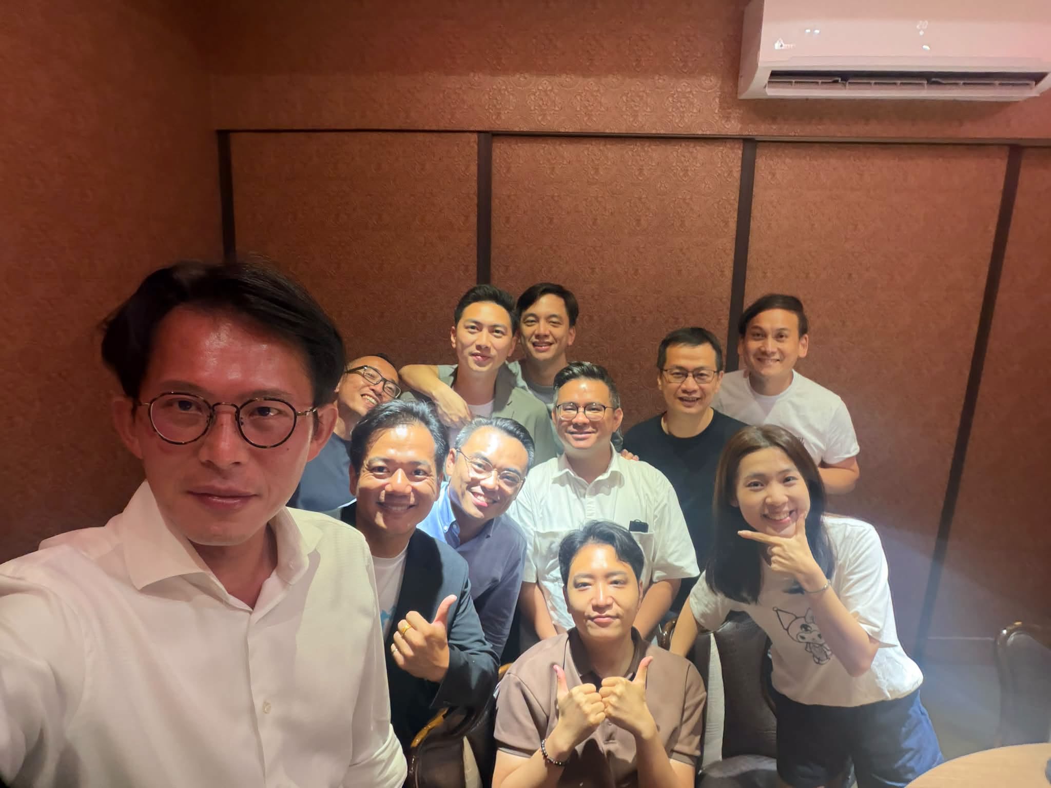 黃國昌和徐巧芯等國民黨立委一起相挺邱臣遠。(翻攝自黃國昌臉書)