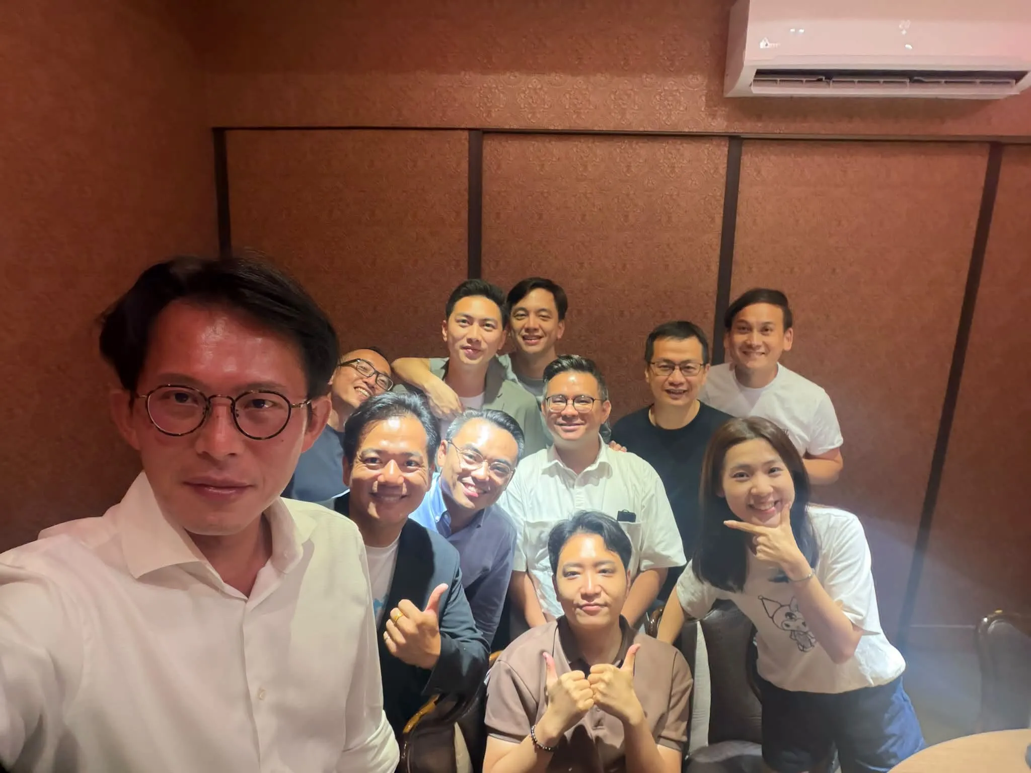 另類藍白合？　黃國昌曬照秀徐巧芯等8藍委同桌「幫邱臣遠加油」