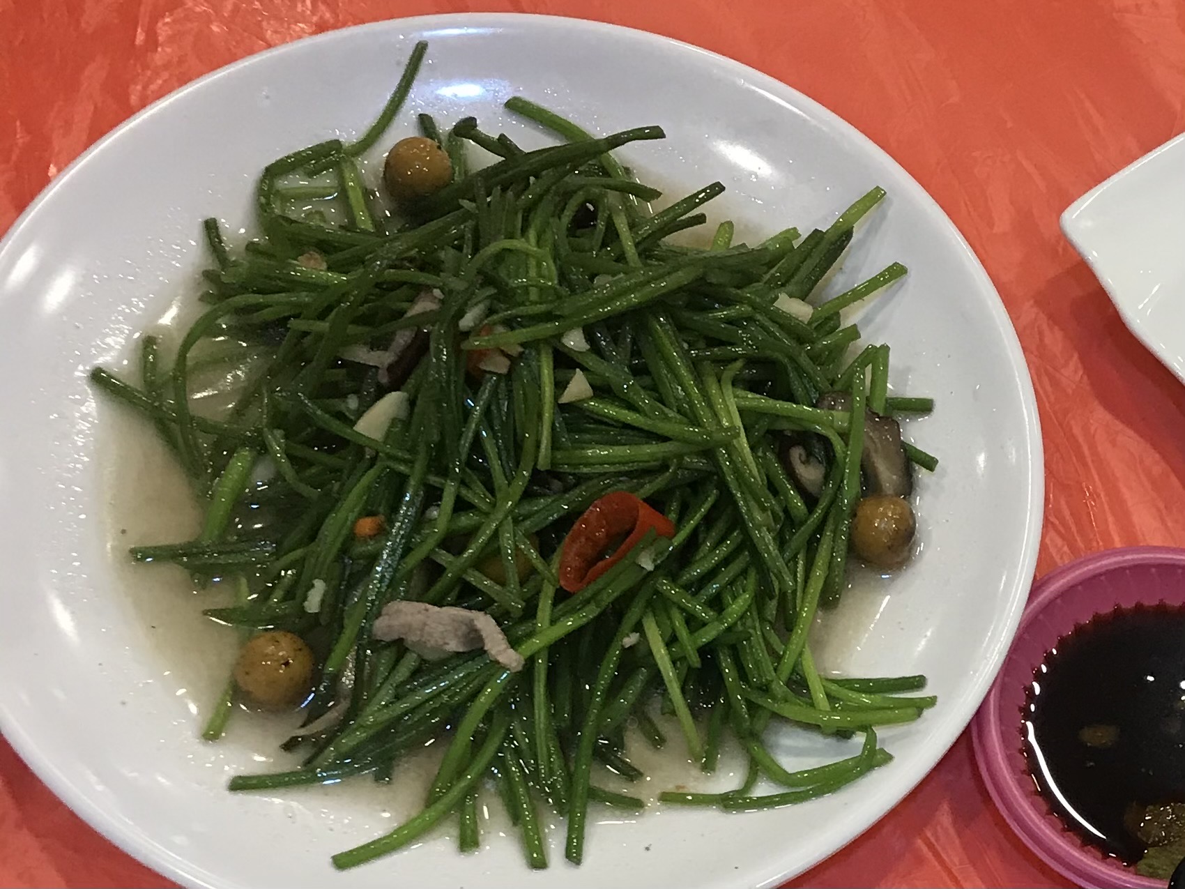 一名日本人來台吃到炒水蓮感到相當驚艷。(本刊資料照)