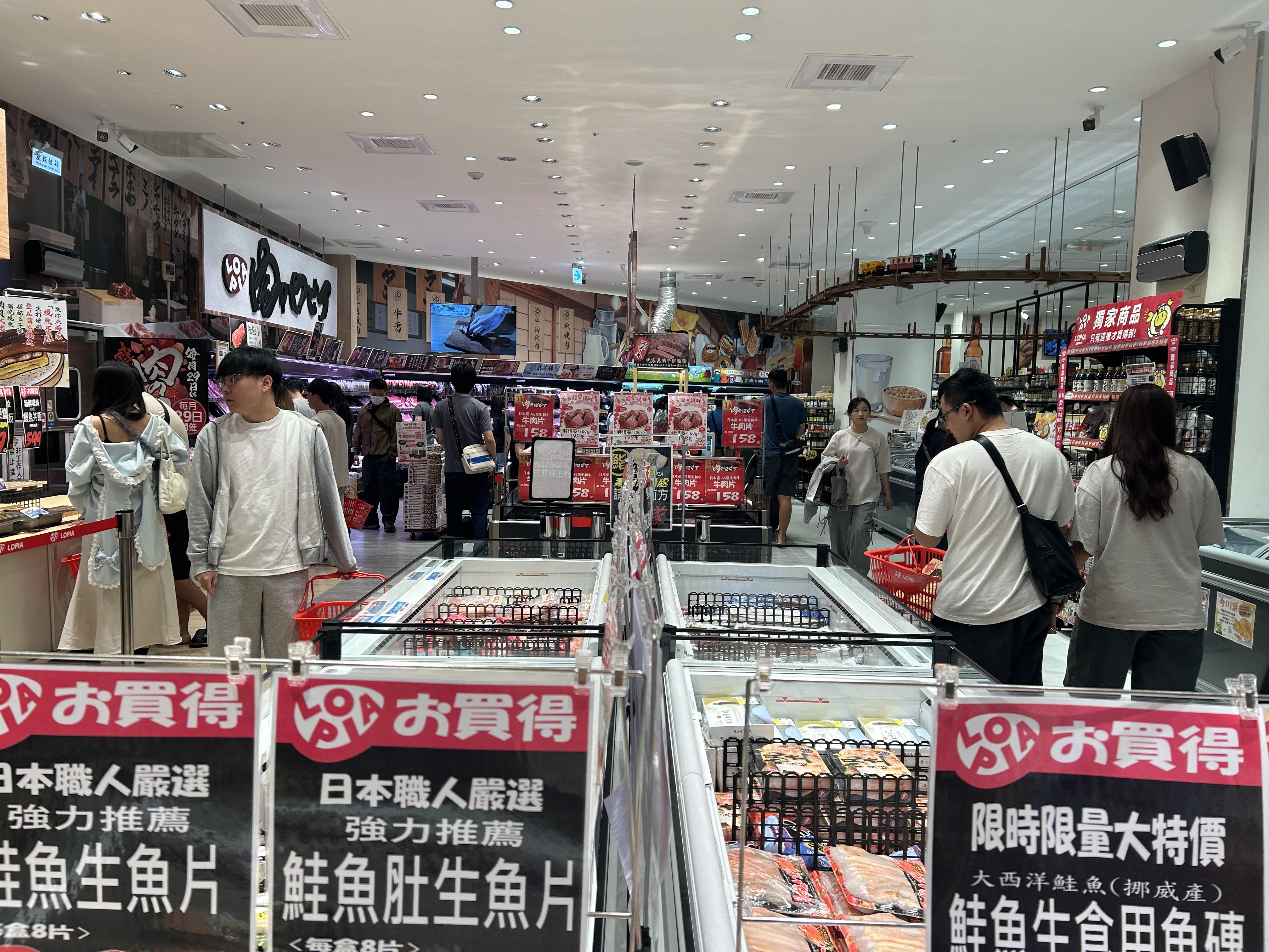 儘管是週間時間,進駐台中漢神洲際的日商超市LOPIA人潮滿滿。