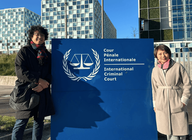 綠委范雲(右)和沈伯洋(左)近日於國際刑事法院前合照。(翻攝范雲臉書粉專)