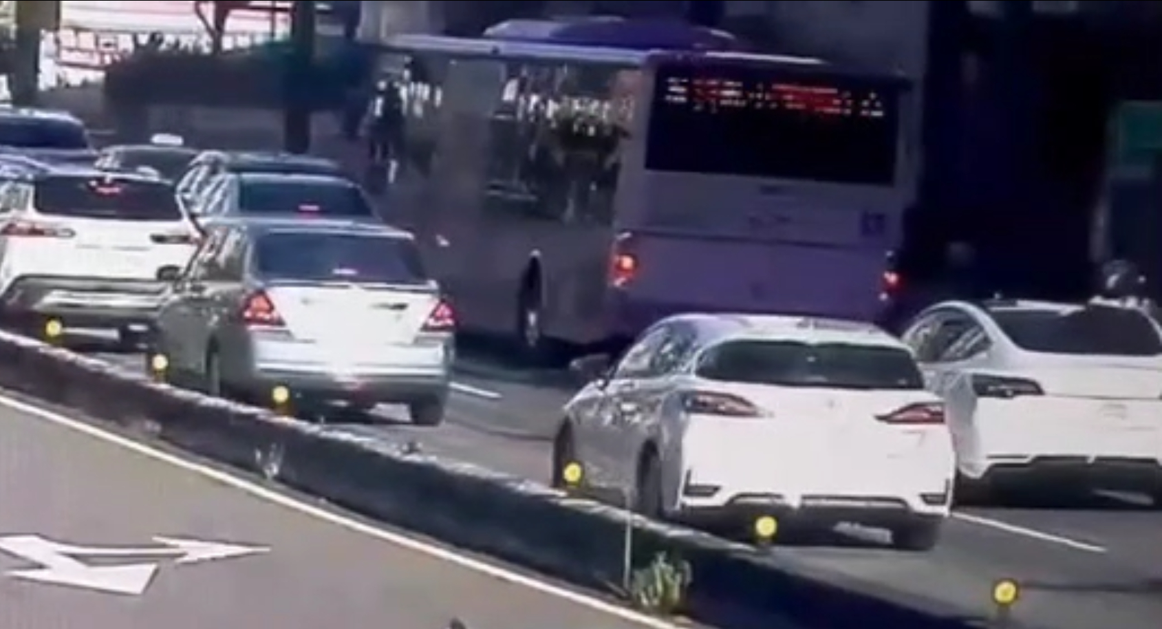 台北市公車擦撞轎車,沒想到揪出雙方駕駛都毒駕。(翻攝畫面)