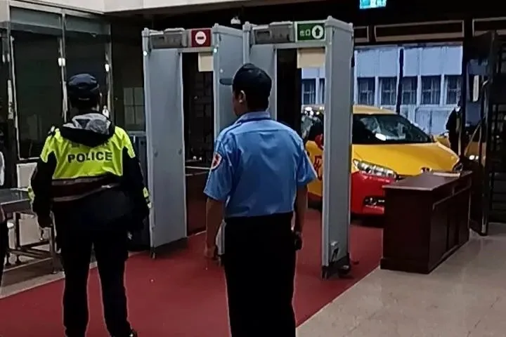 不滿判決竟開車撞北檢！運將搬開護欄直衝大門　車身貼「司法已死」