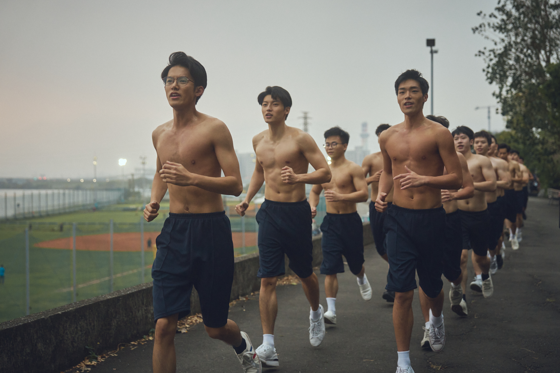 電影《進行曲》中余杰恩(左起)、劉育仁、牧森努力追求夢想。(未來進行曲提供)