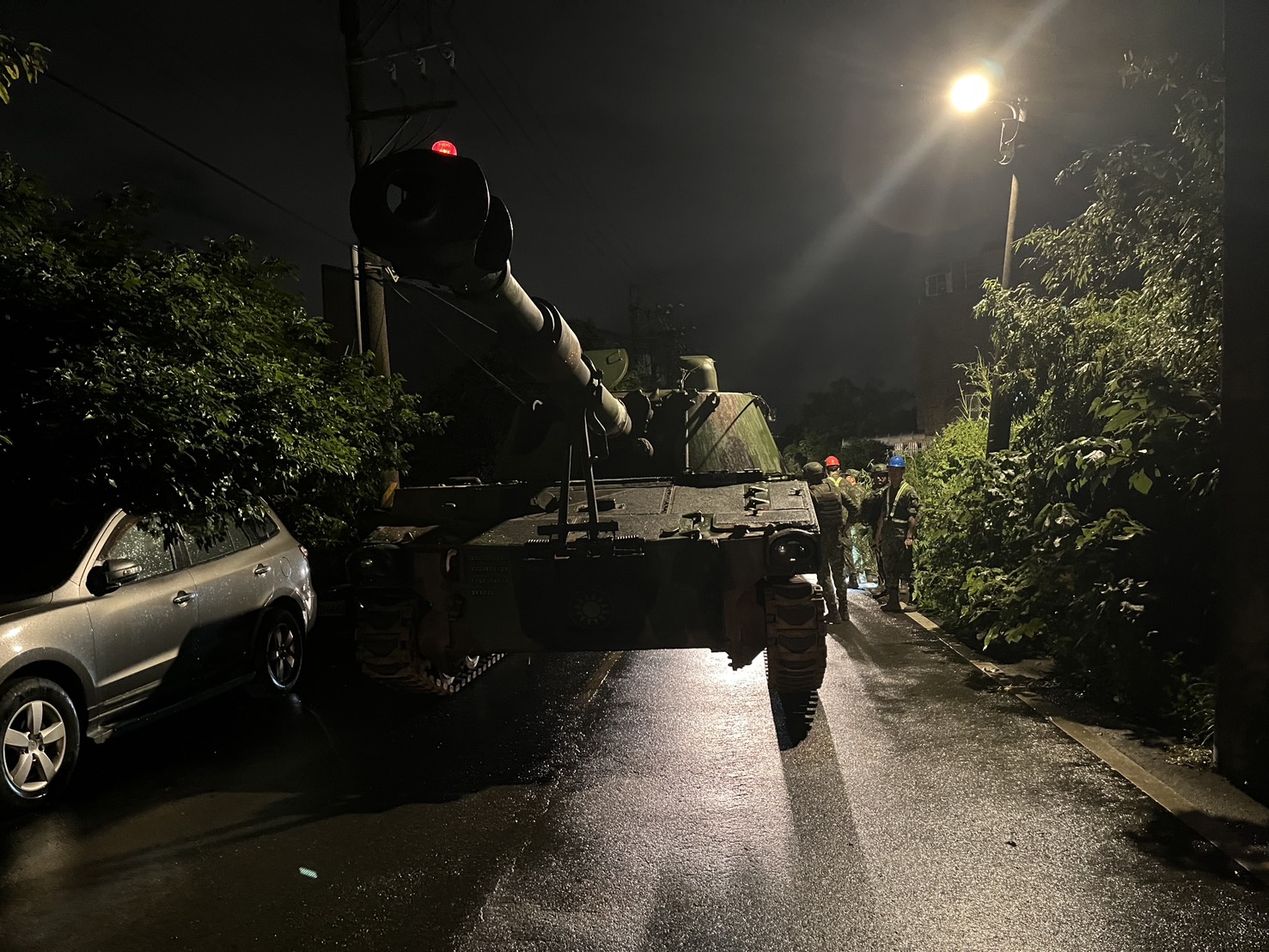 陸軍砲兵第21指揮部一輛履帶型車輛行經楊梅巷弄,疑會車不慎,撞擊路旁停放5輛轎車。(翻攝畫面)