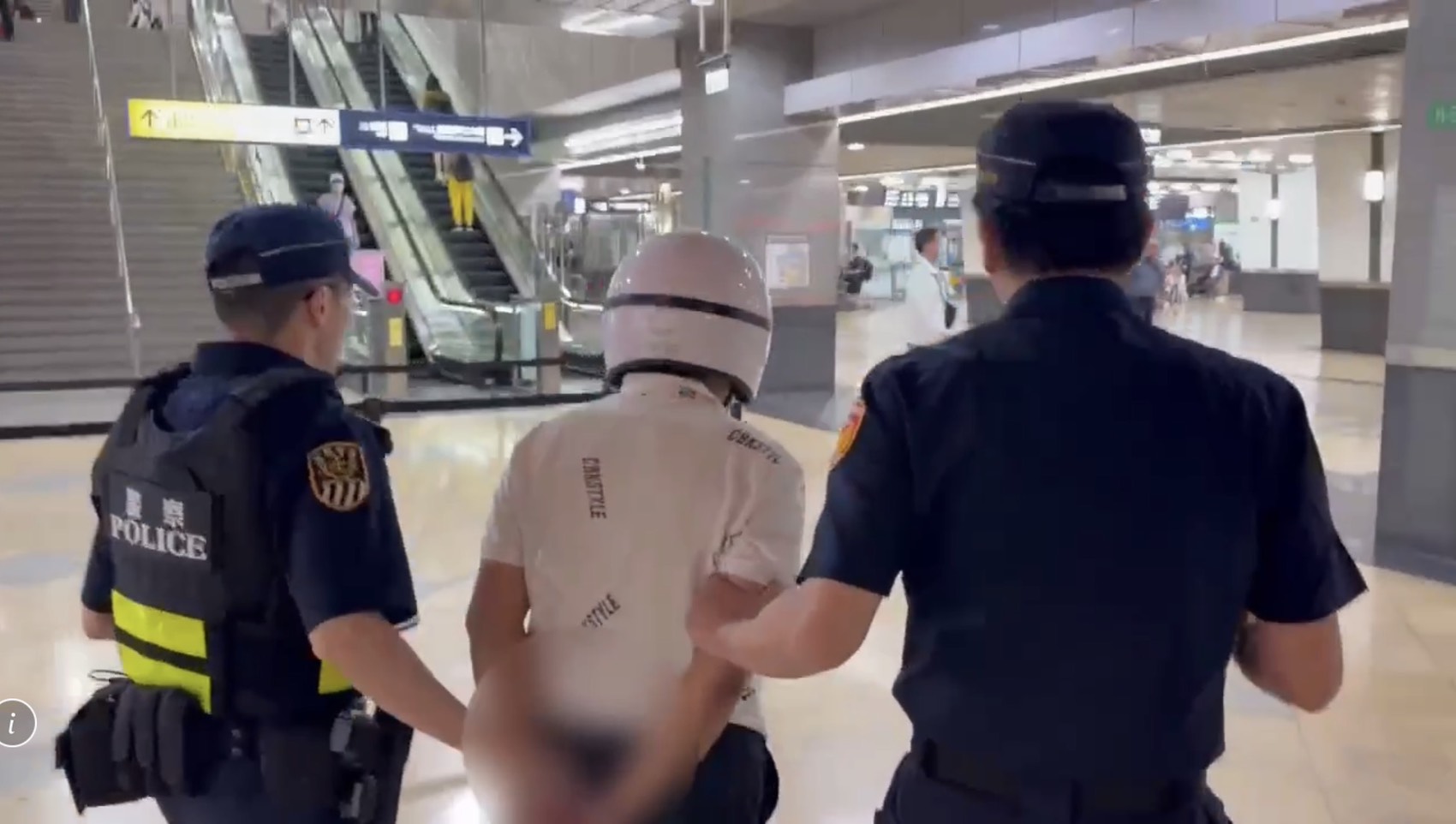 南港車站詹姓保全員因在機房偷抽菸,亂丟菸蒂引發火警。翻攝畫面