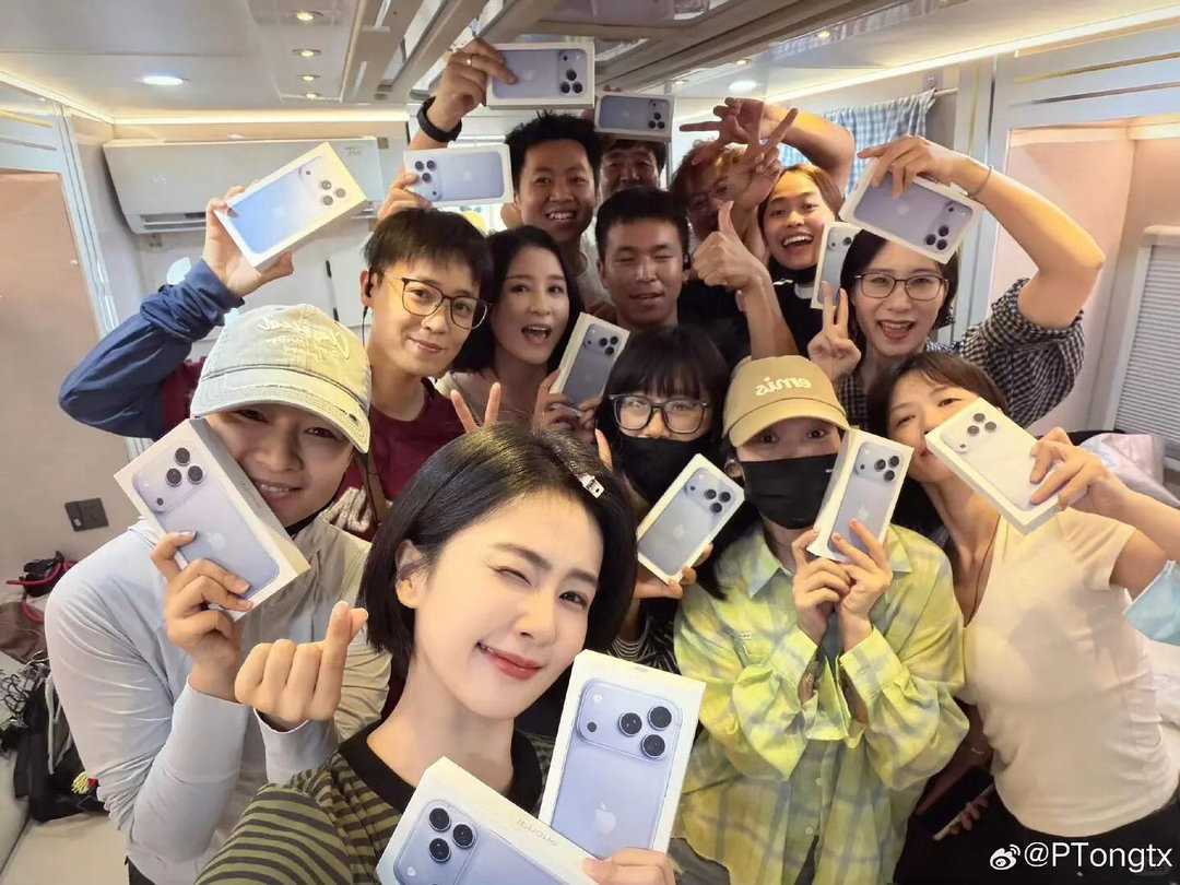 白鹿大手筆送給跟她在廣東拍戲的團隊一人一支要價7萬8千元的頂規iPhone18 ,服裝助理po出合照,所有人都樂歪了。(PTongtx微博)