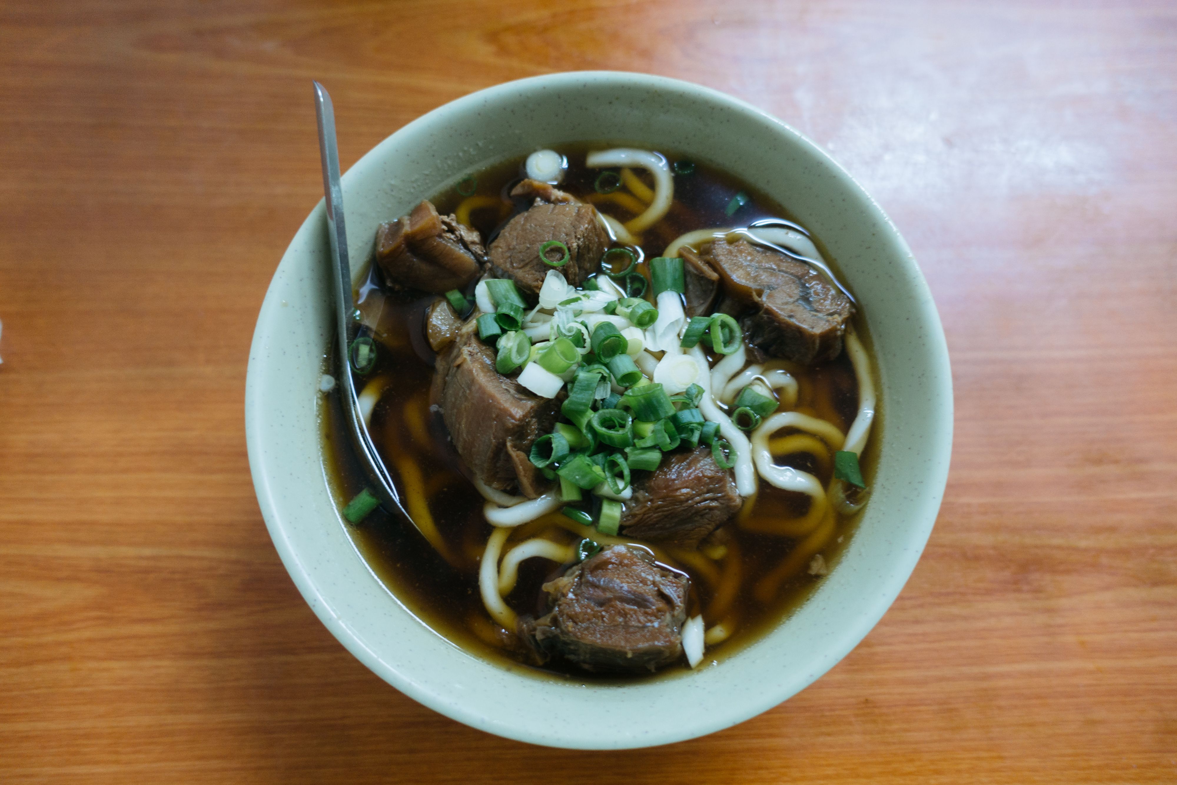 高雄老字號牛肉麵店「老蔡牛肉」老闆控告女員工多次偷走營業額,求償20萬元敗訴。(示意圖,非當事店家,取自Pexels)