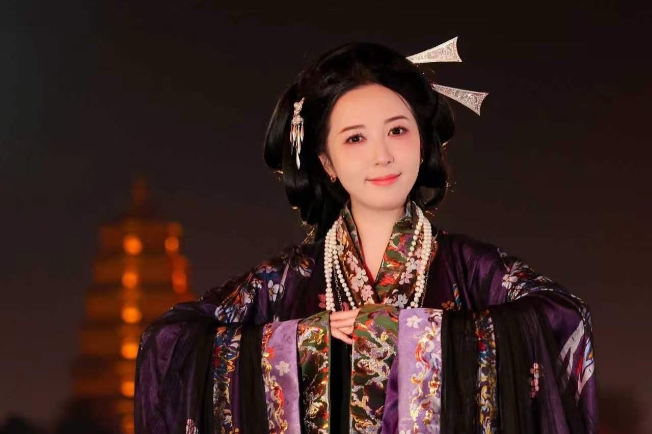 台灣女星五熊,疑似對日本國寶潑油,遭到逮補。不過目前經紀公司尚未證實,五熊本人也遲遲未出面回應。(翻攝自臉書蔡頤榛)