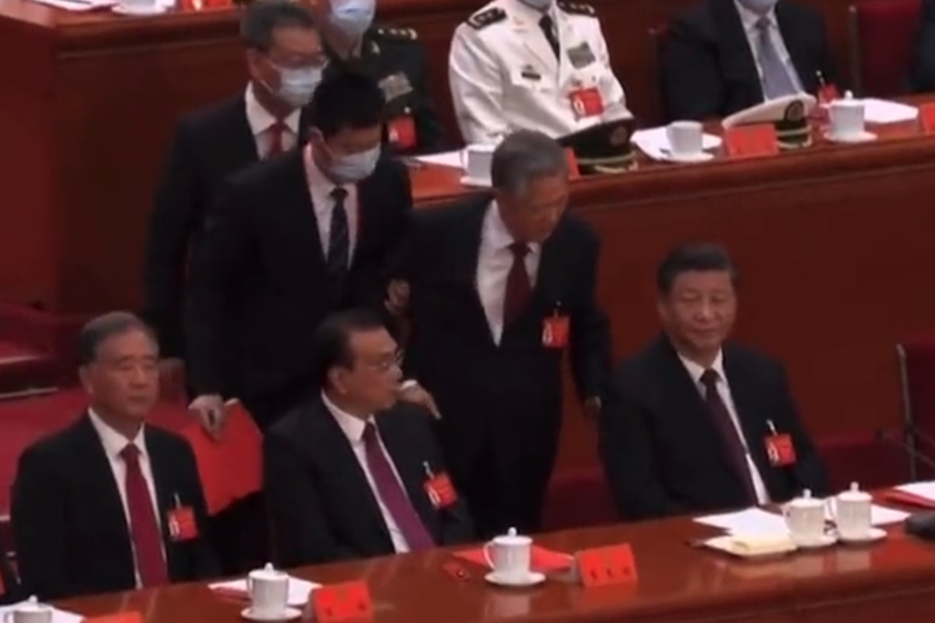 2022年中國共產黨第20次全國代表大會上,胡錦濤中途離席引發外界關注,疑似被強制離開。(翻攝自X)