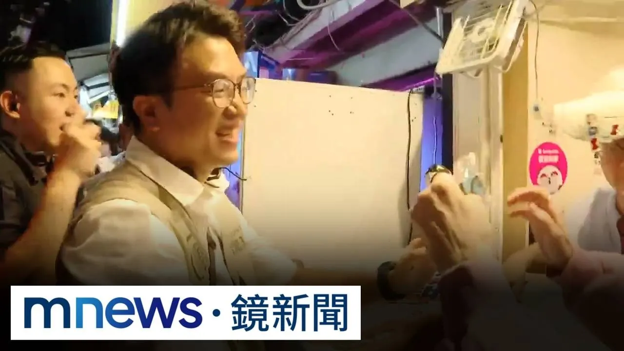大夜市末場！沈伯洋掃士林夜市　與男童比戰鬥陀螺