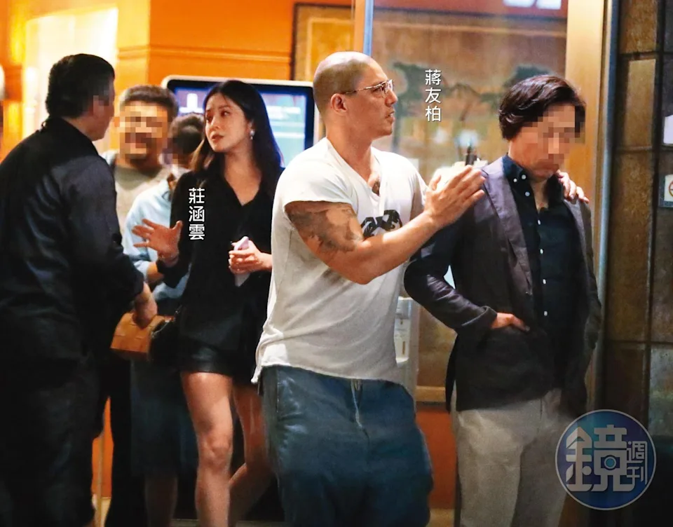 蔣友柏50歲生日求婚成功　好友見證下掏鑽戒套牢特助女友