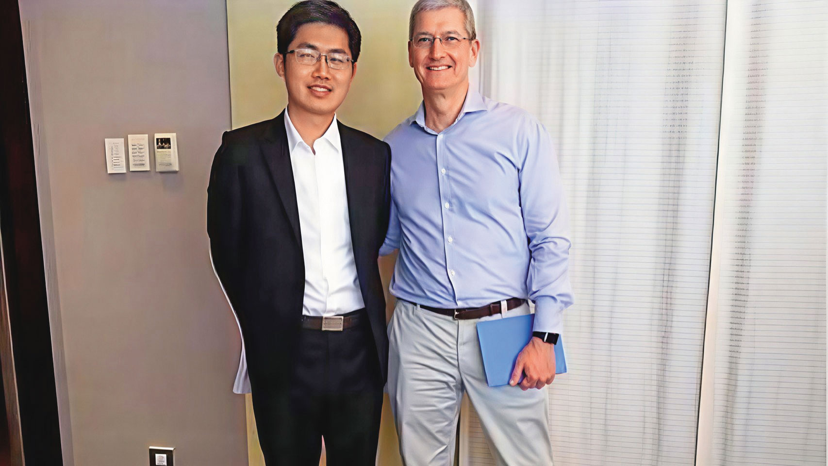 鴻海集團創辦人郭台銘掌鏡下,留下蘋果執行長提姆·庫克(右)與永悅健康創辦人暨董事長陳俊嘉(左)的合照。(永悅健康提供)
