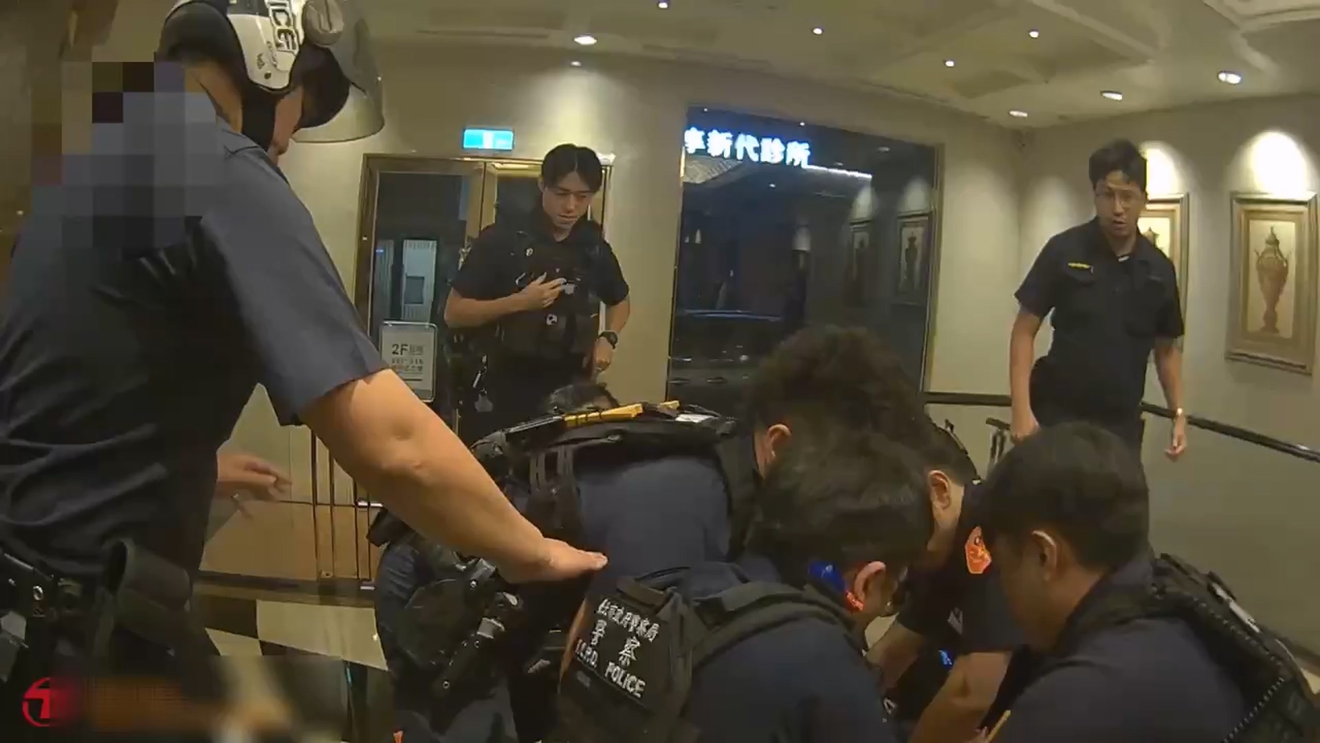 警員壓制酒醉鬧事的男子。警方提供