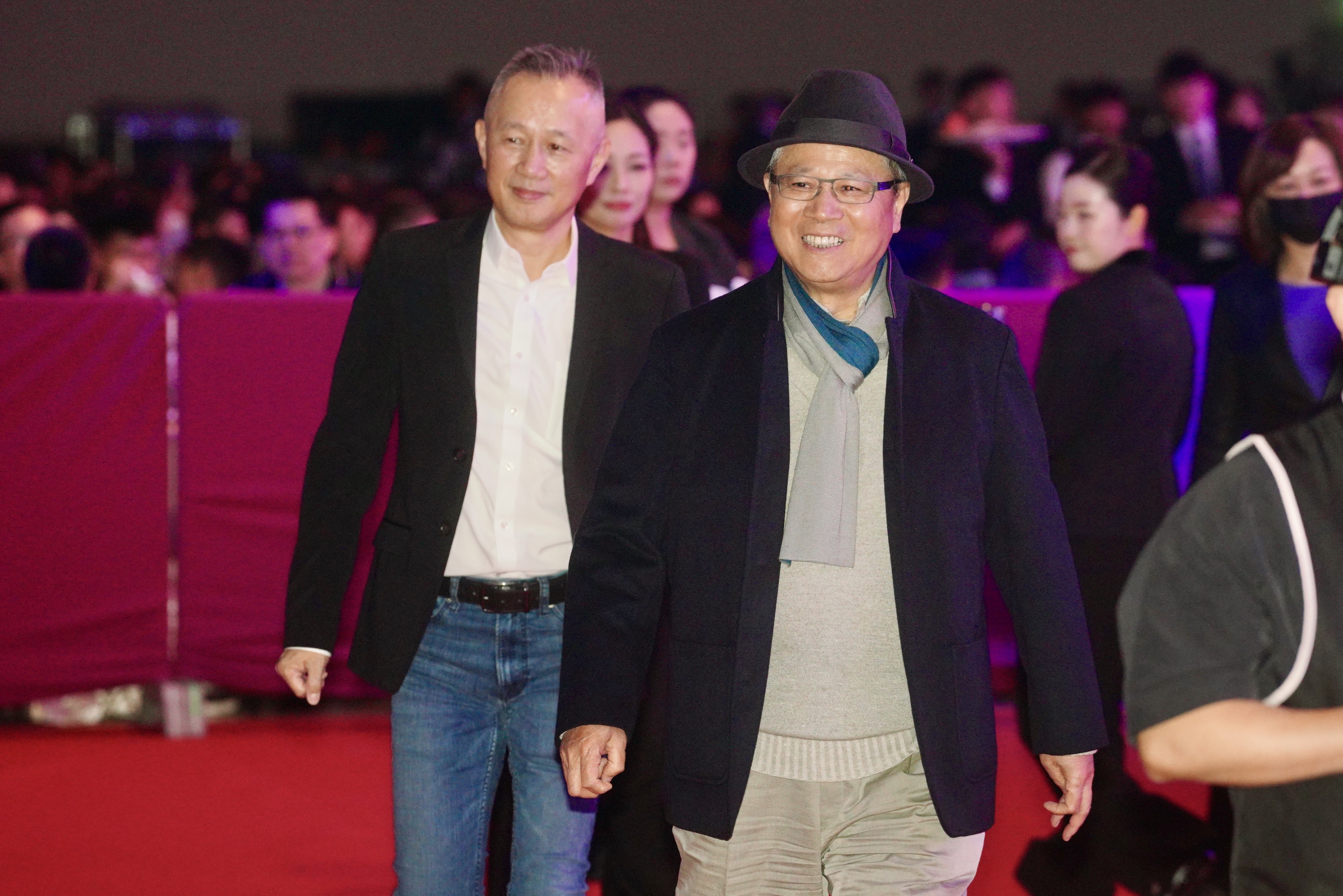 趕在緯創小年夜活動前,緯創集團董事長林憲銘戴著帽子走路有風般的直驅南港展覽館活動現場。