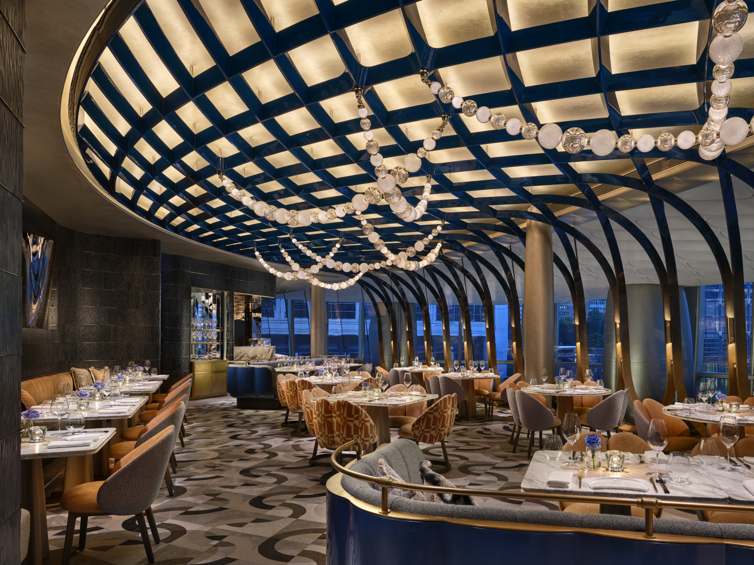 從雪山之巔轉戰美食之巔,名廚Akira Back去年在香港中環新開的餐廳,以融合美日韓的「料理交響樂」重塑高端餐飲體驗。(Akira Back提供)