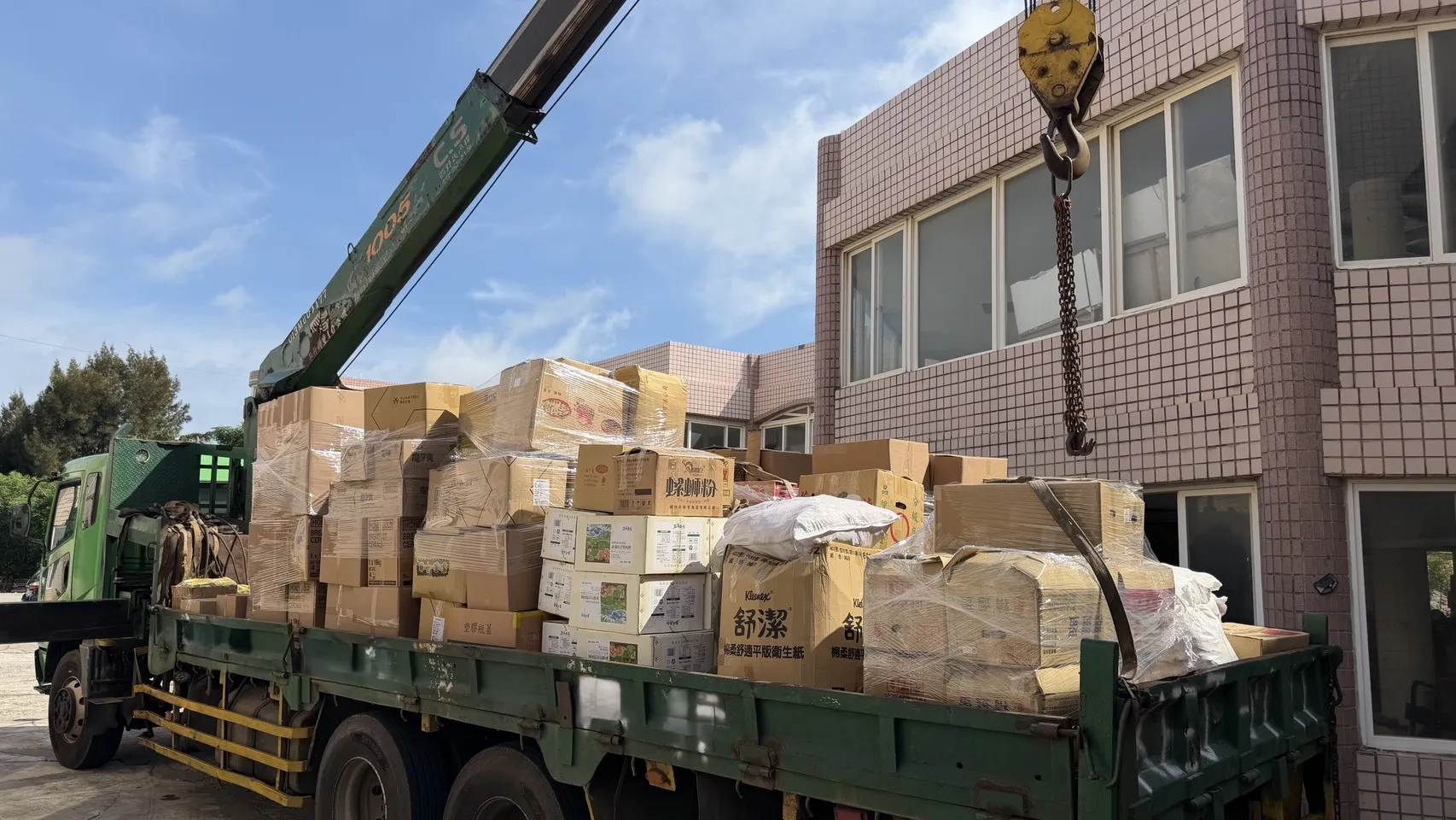 金門老屋藏大批中國貨　逾3噸農產食品、私菸酒遭查扣