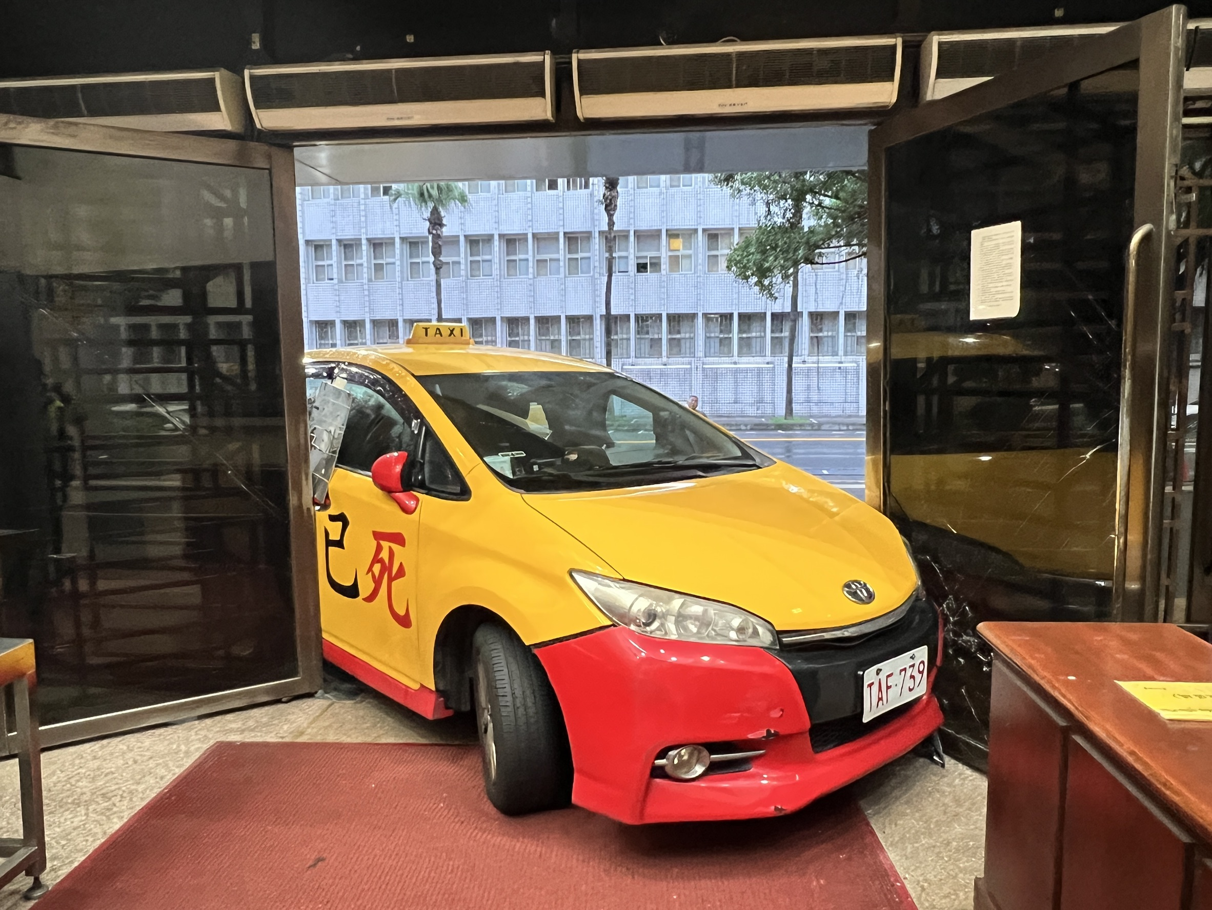 計程車印「司法不公」衝北檢　撞完竟淡定坐階梯抽菸、跟法官聊天