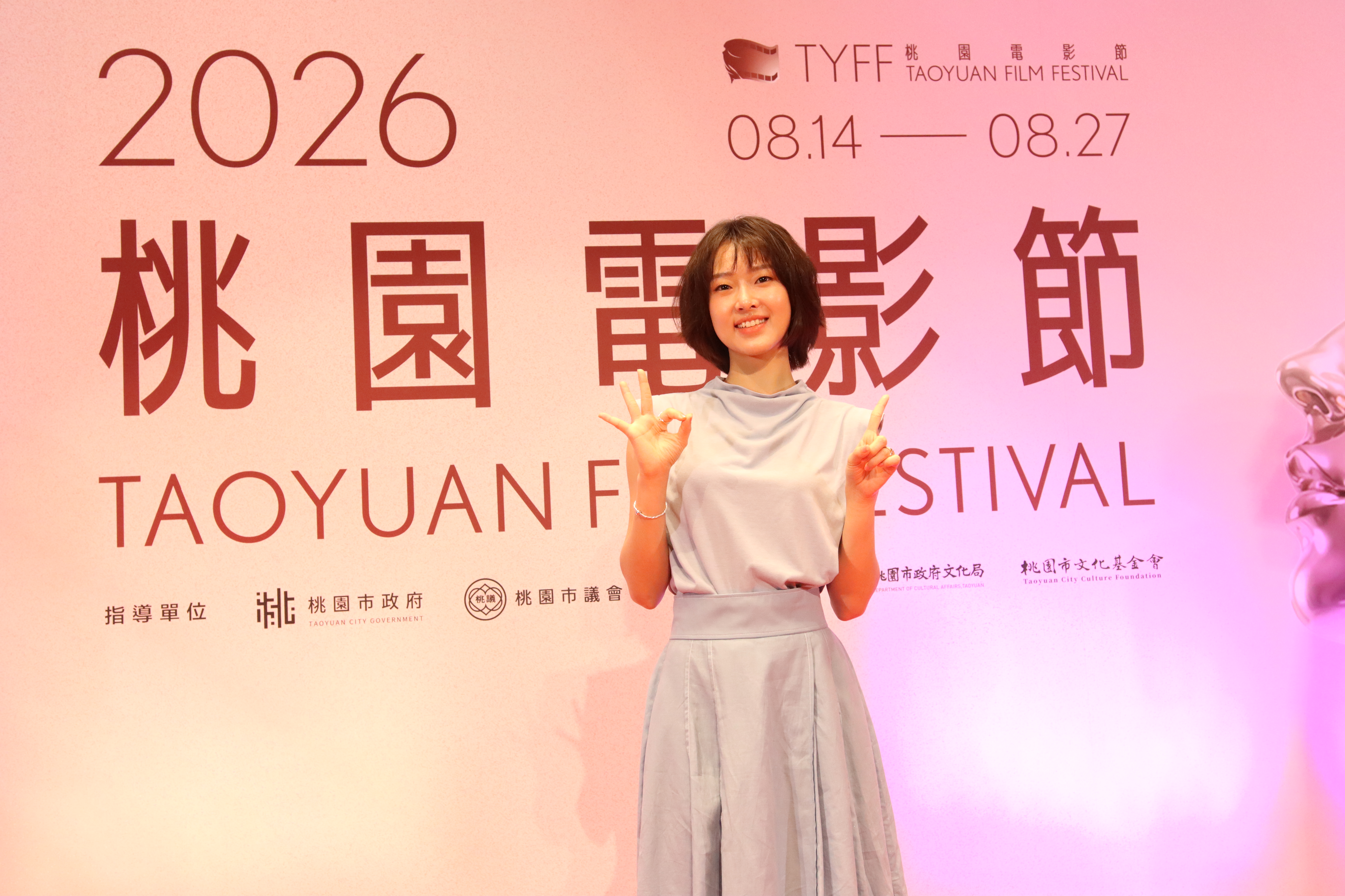 去年才出道,至今只正式推出一部作品就爆紅的何曼希,為家鄉的桃園電影節擔任影展大使。(桃園電影節提供)