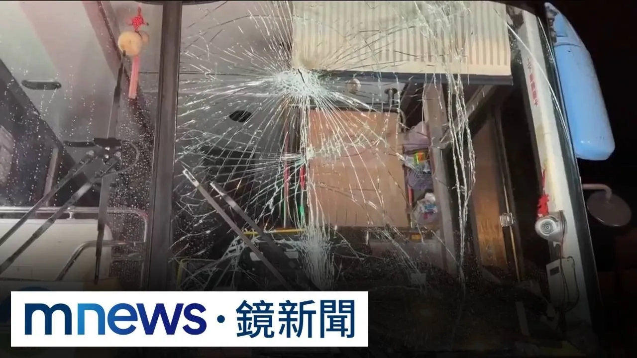 基隆客運失控自撞安全島！　8人受傷送醫