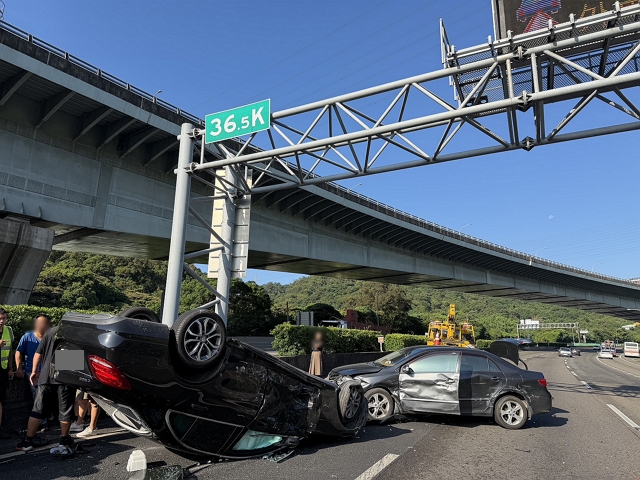 楊男疑因變換車道不當,陸續擦撞3車,還造成其中一輛賓士車翻覆。警方提供