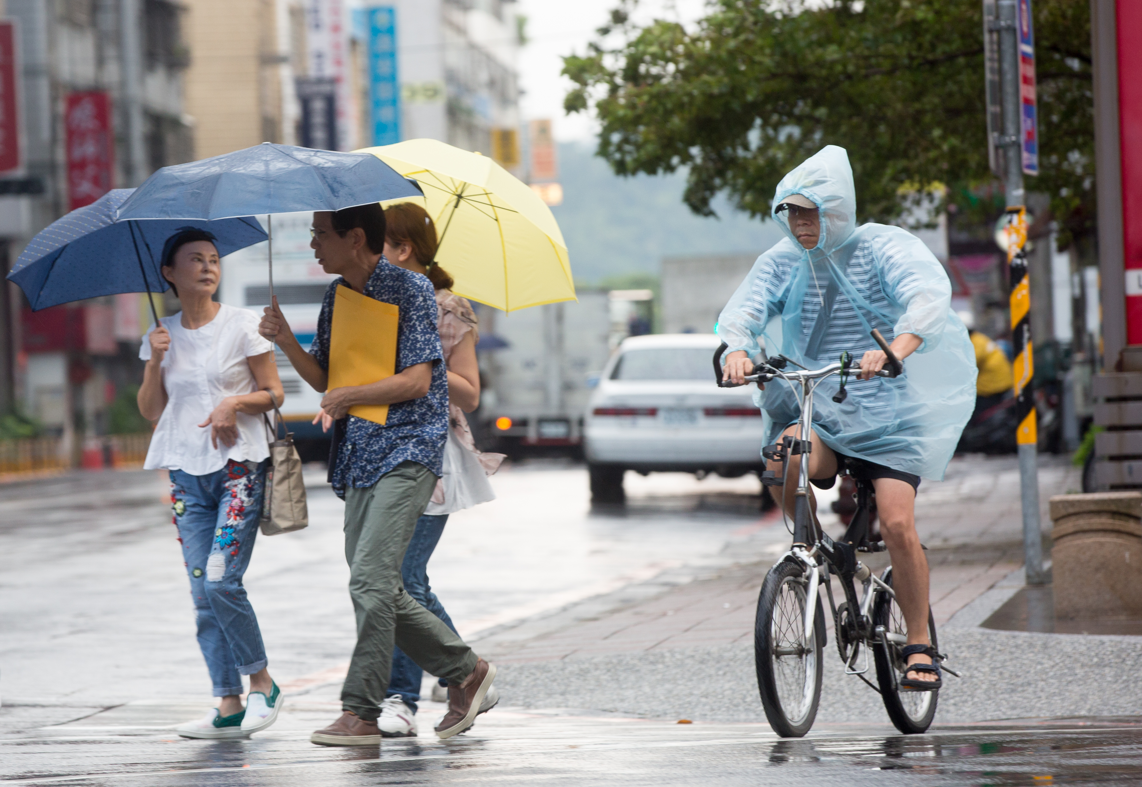 今日受西南風影響,各地雲量增多,午後各地有局部雷陣雨,西半部及東北部山區有局部大雨發生機率。(本刊資料照)