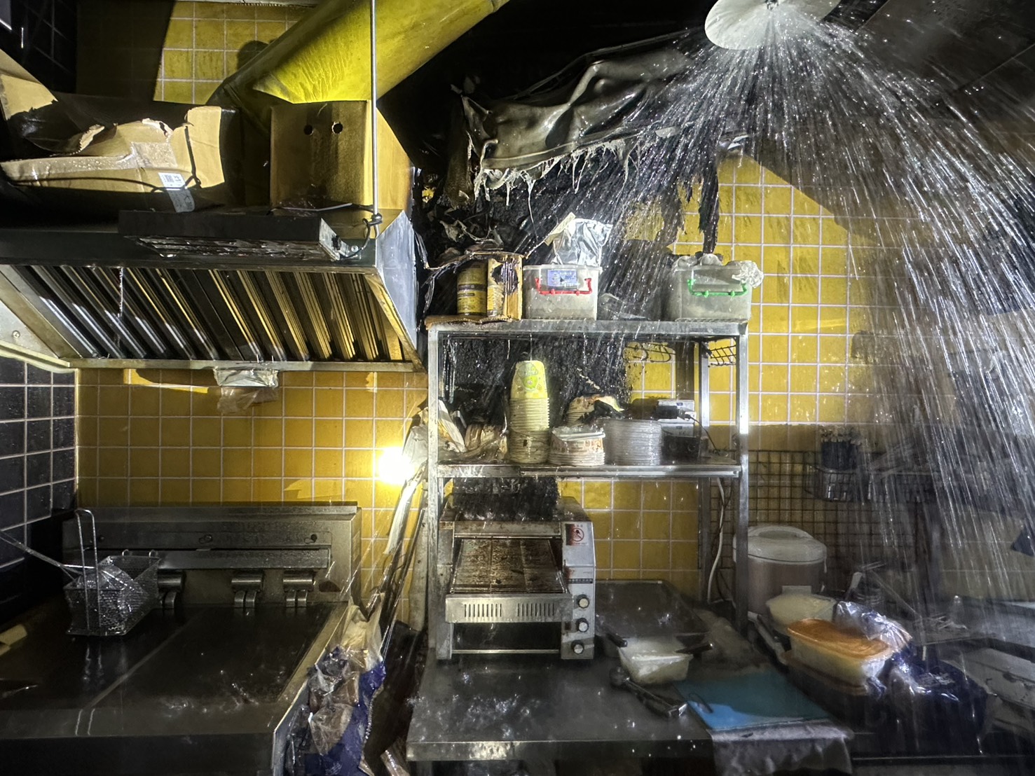 桃園火車站2樓店家清晨傳出火警,所幸自動灑水系統啟動後快速將火勢撲滅。(翻攝畫面)