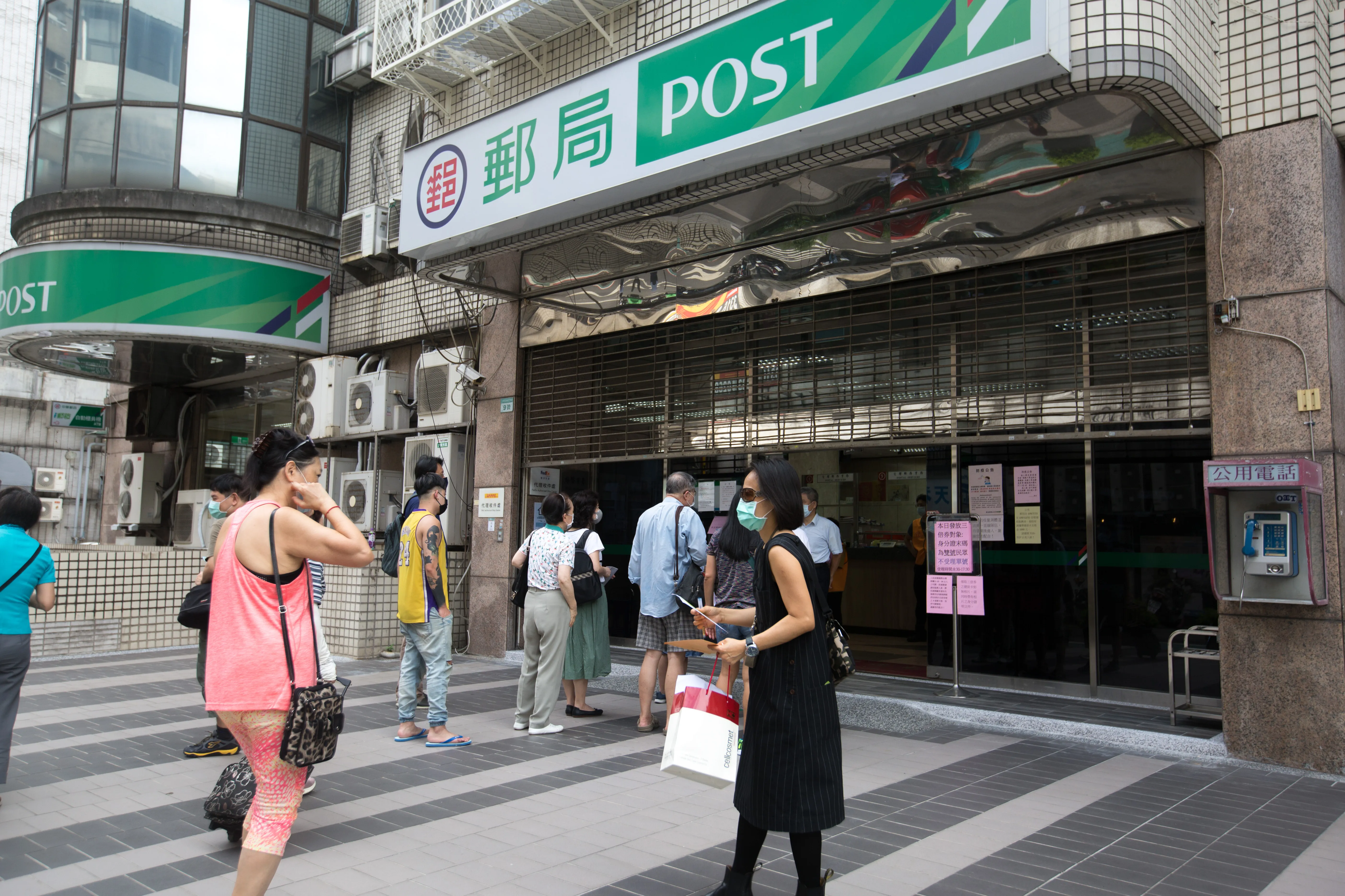女櫃員姓名遭偷拍PO網稱「好正」　中華郵政研議取消全名10月初公布