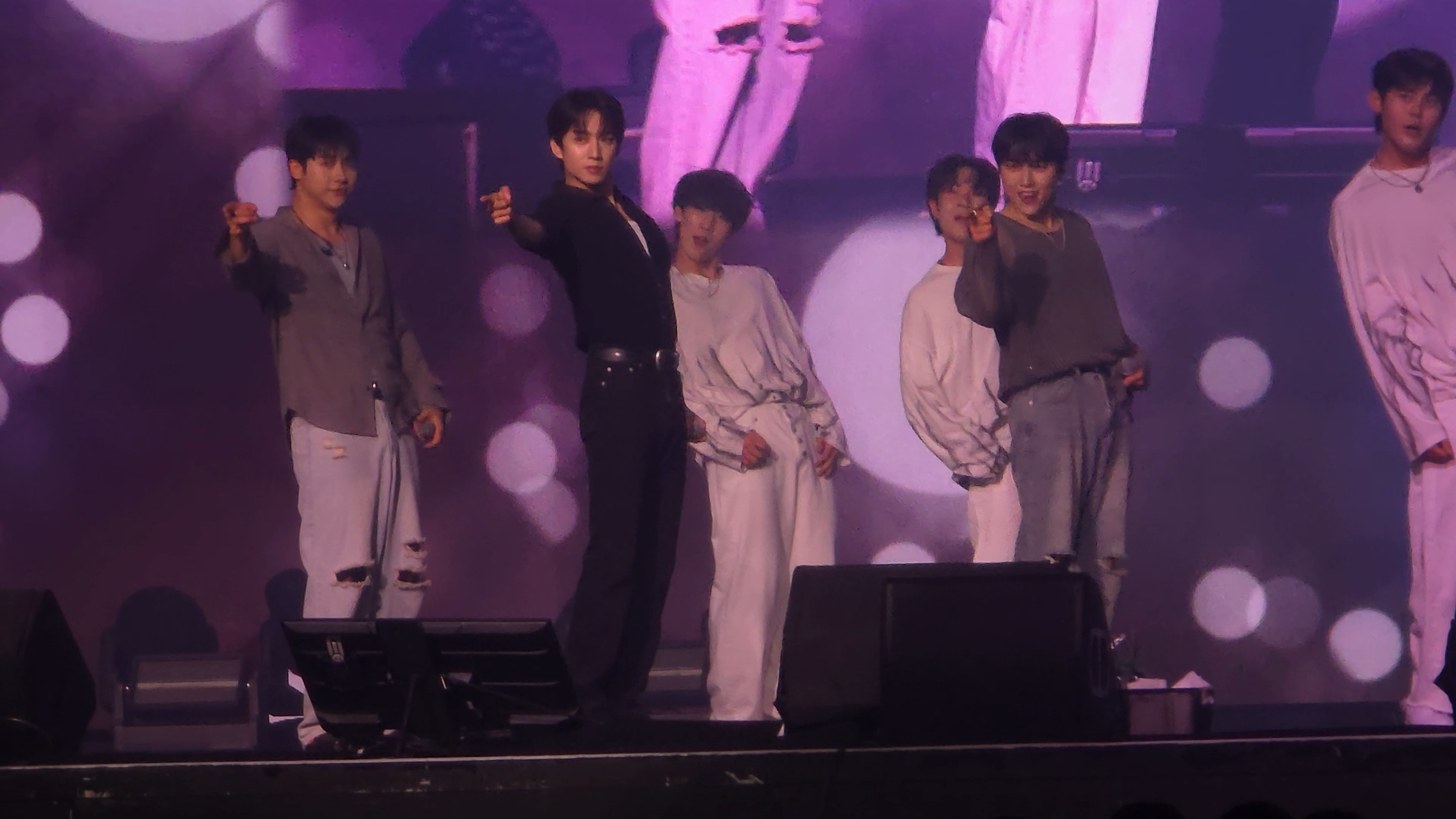 B1A4出道15周年FAN-CON《D-DAY》來台,燦多、CNU與孔燦全開麥演出,開場便炒熱現場氣氛。