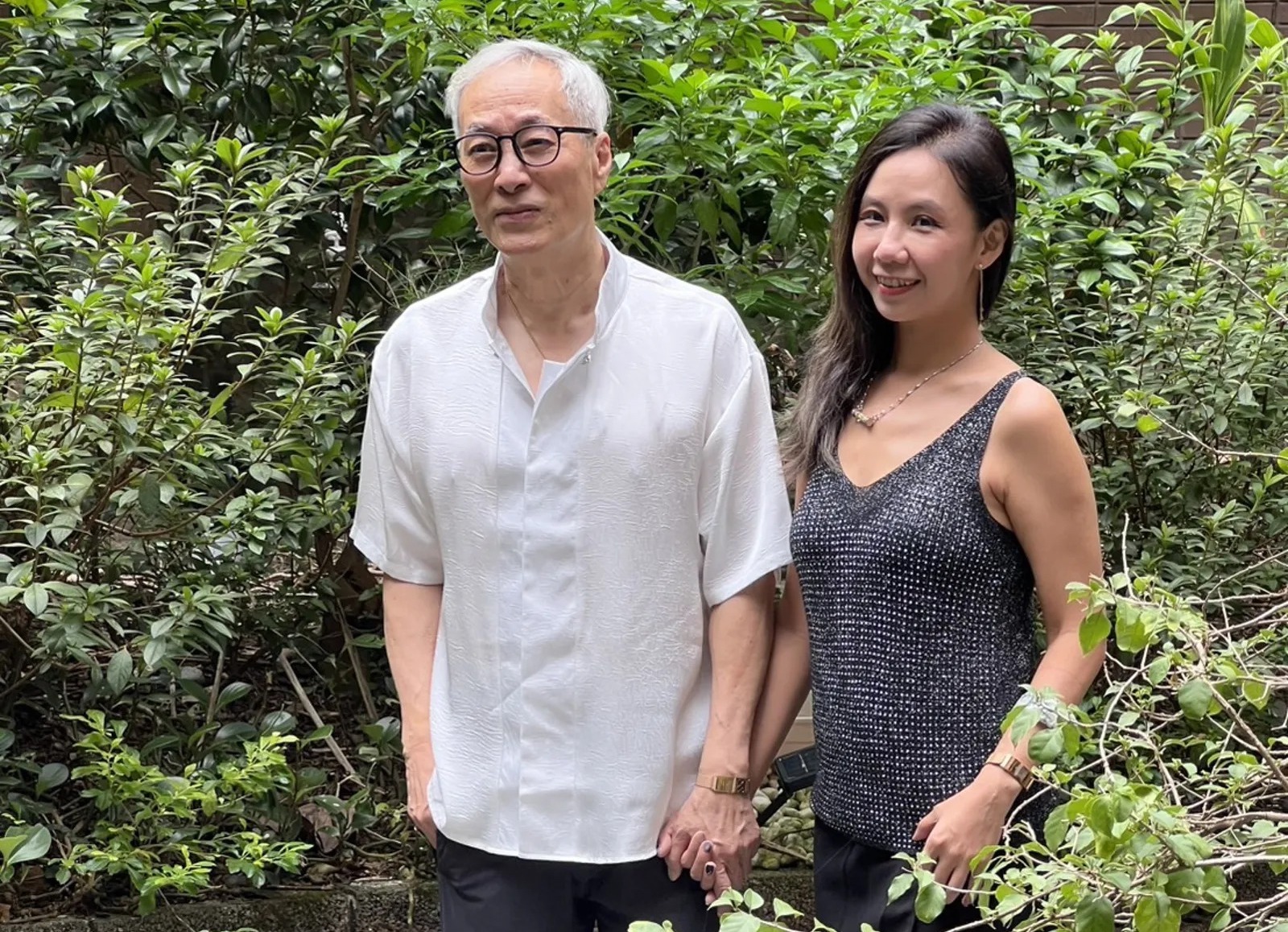滿頭白髮的姜厚任已經70歲,女友是46歲。(提供)