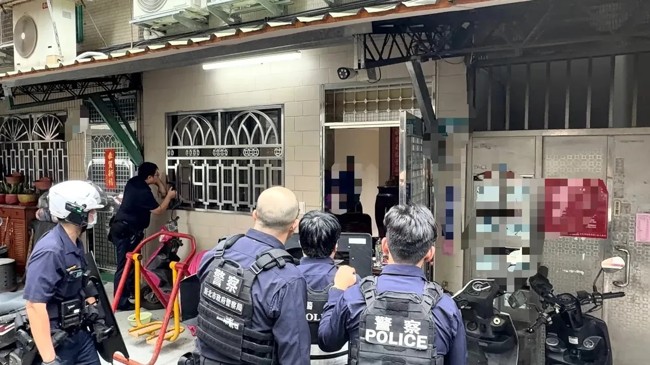 蘆洲民宅爆衝突！男疑恐慌症發作持刀自傷　警持盾牌、電擊槍壓制